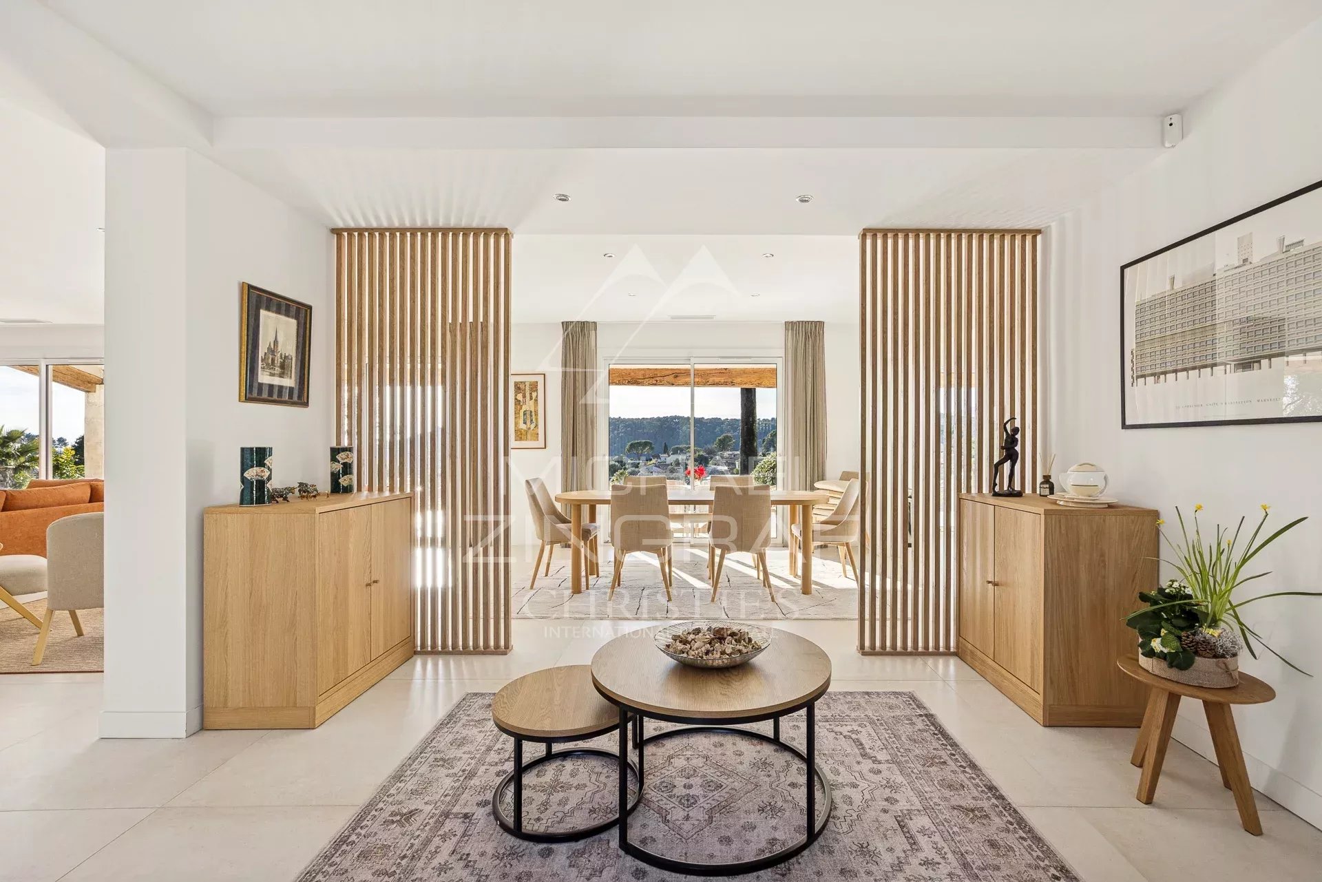 Zeitgenössisches ebenerdiges provenzalisches Anwesen mit Panoramablick