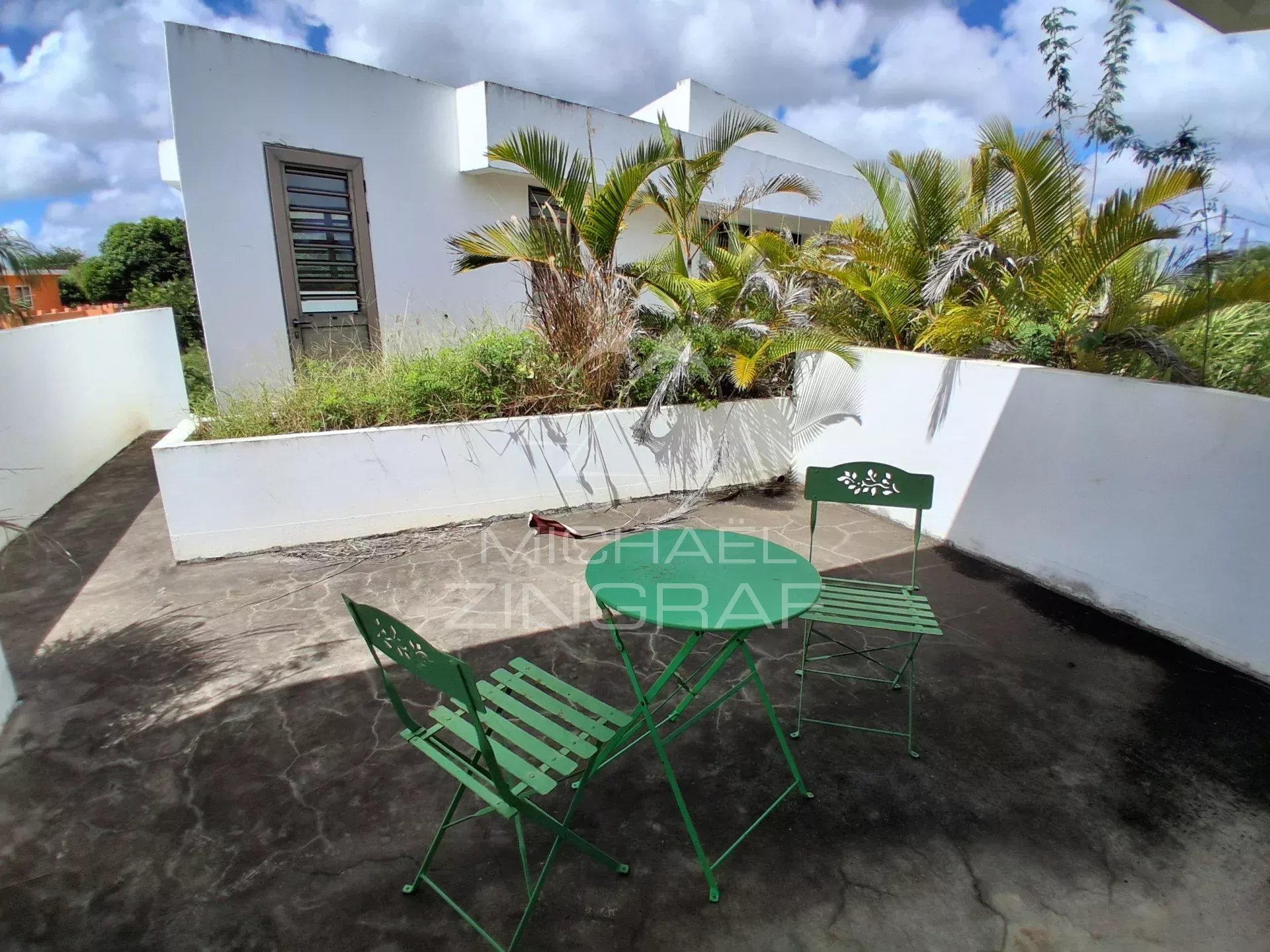 Villa familiale avec salle de sport, jardin arboré et piscine privée