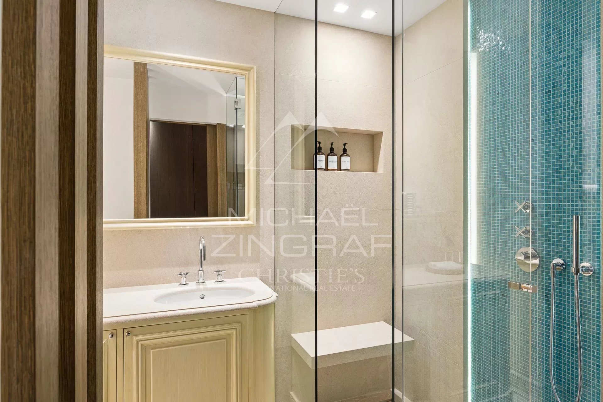 Ideally located in the heart of the most prestigious district in France
