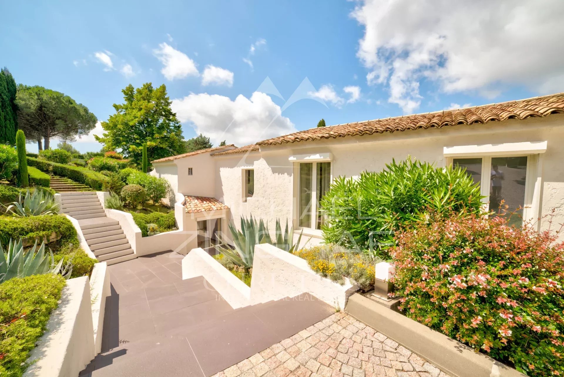Close to Mougins - Spendid villa in gated domain