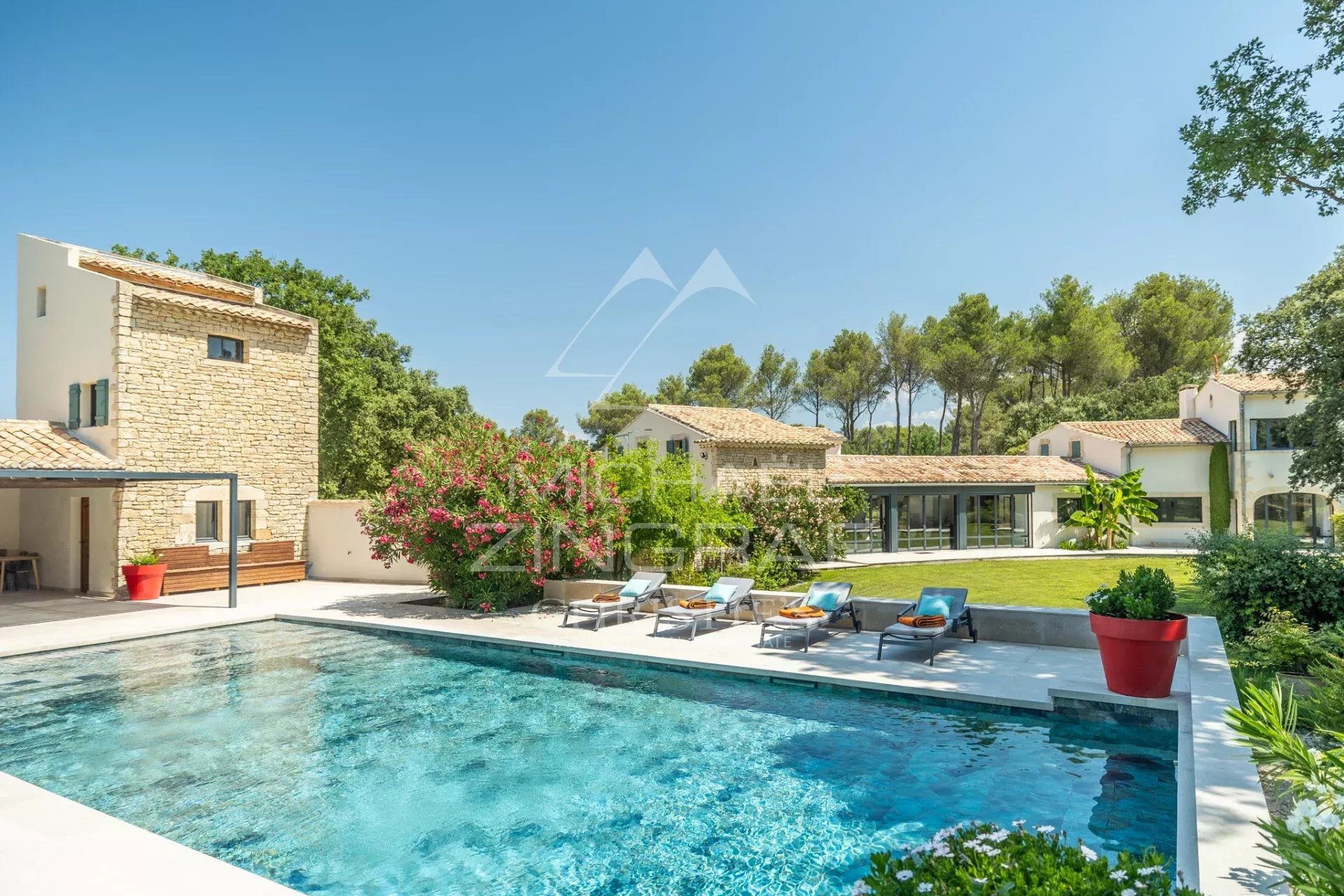 Außergewöhnliches Anwesen in der Nähe von L’Isle-sur-la-Sorgue, inmitten eines 15 Hektar großen, umzäunten Parks mit Baumbestand