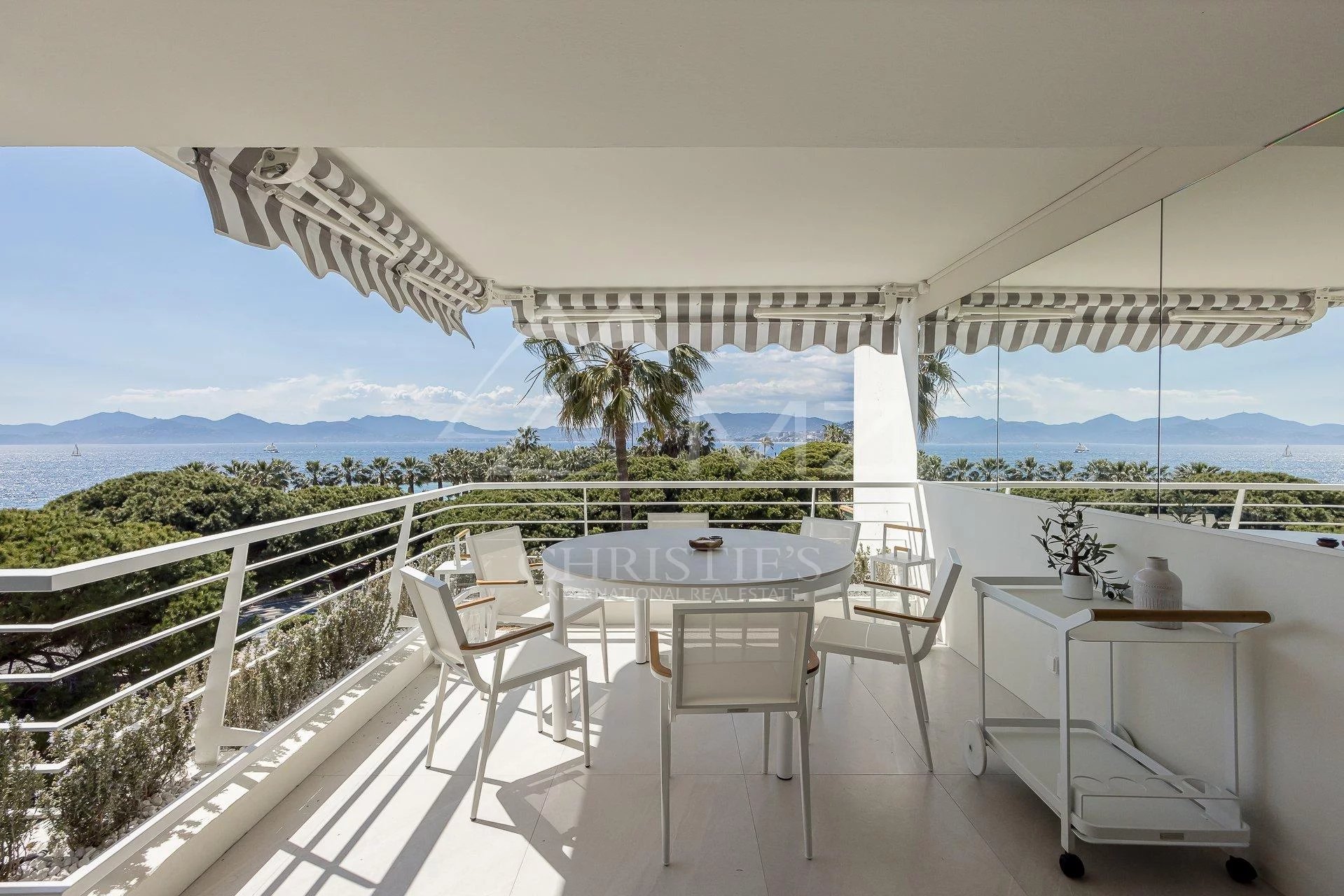Cannes Croisette - Palm Beach - 4p entièrement rénové - Vue mer panoramique.