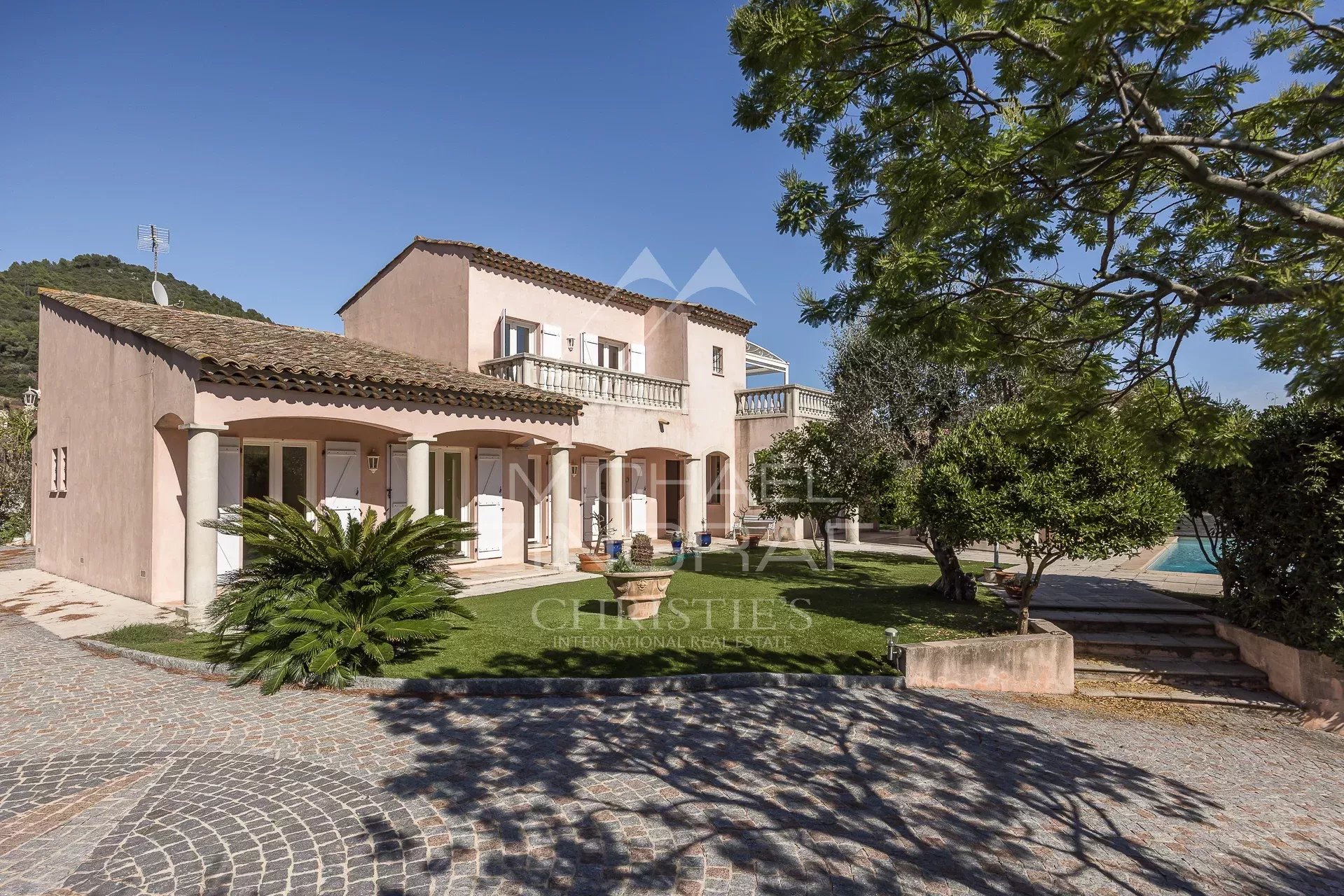 Superbe Villa Néoprovençale dans Domaine Privé – Le Castellet