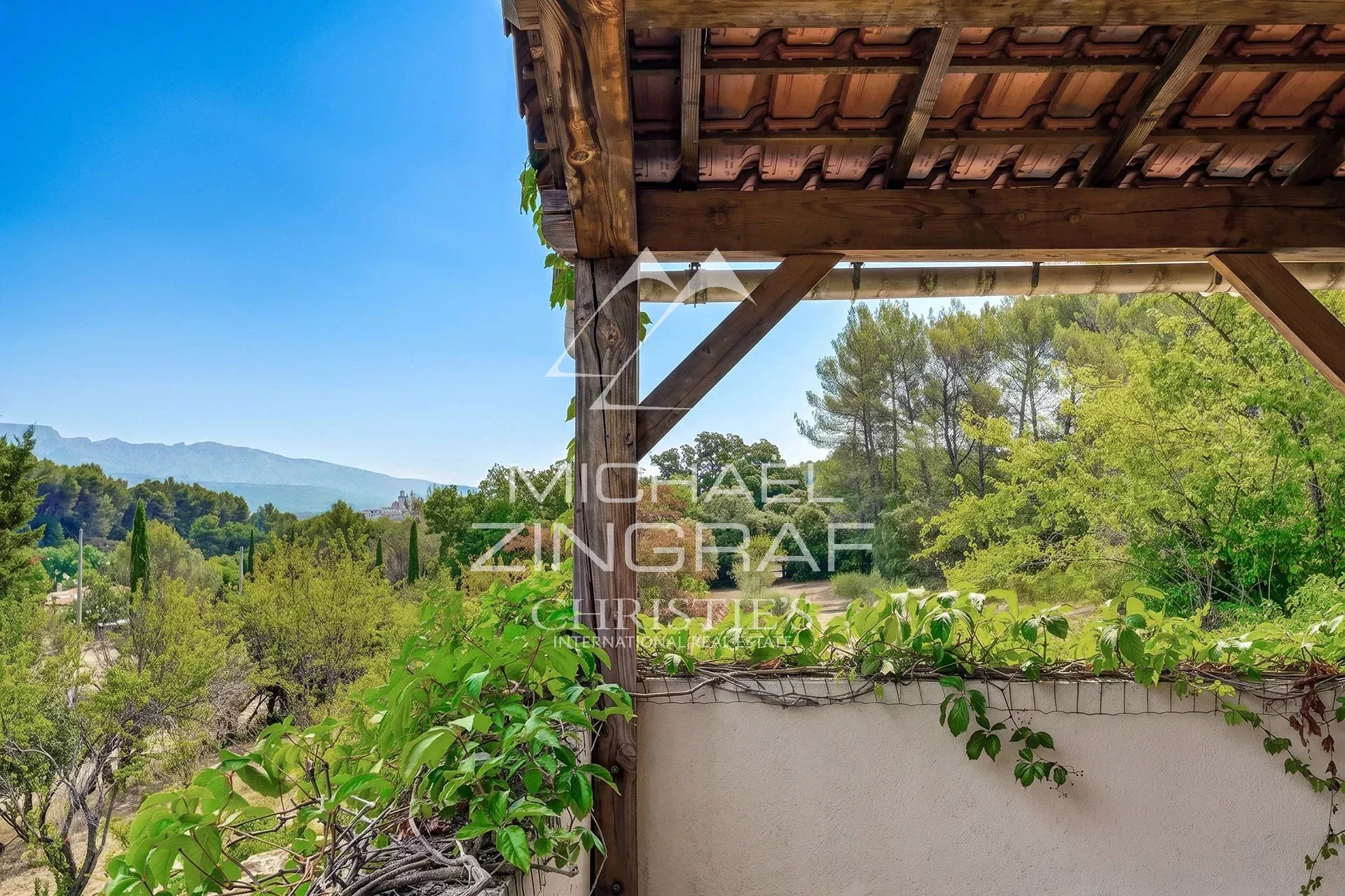 A 14 km d'Aix en Provence, maison familiale avec deux logements, oliveraie