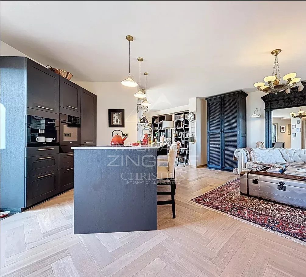 Juan-les-Pins – Außergewöhnliche Wohnung im obersten Stockwerk, großzügige Räume, Sonne und Meerblick