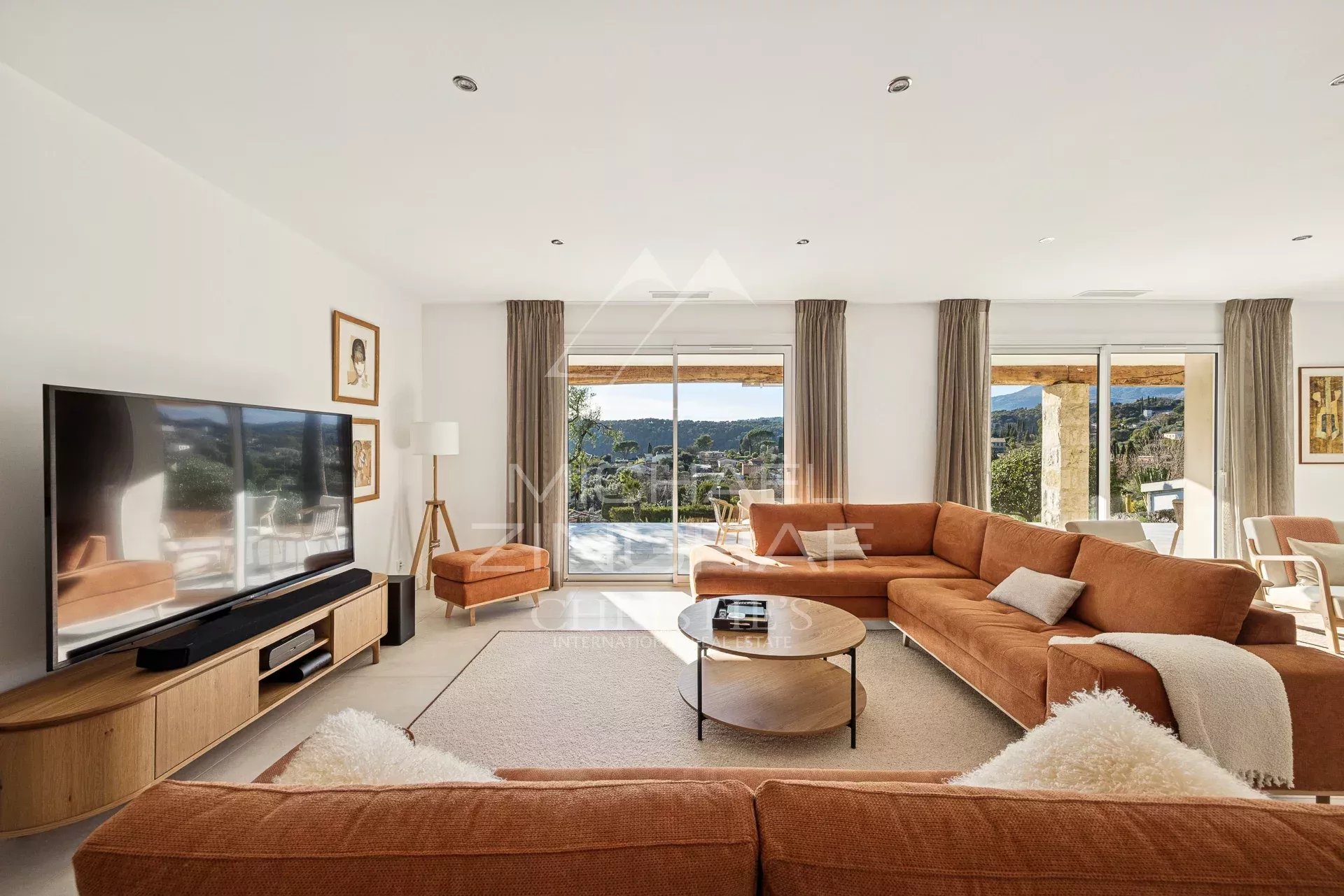 Zeitgenössisches ebenerdiges provenzalisches Anwesen mit Panoramablick