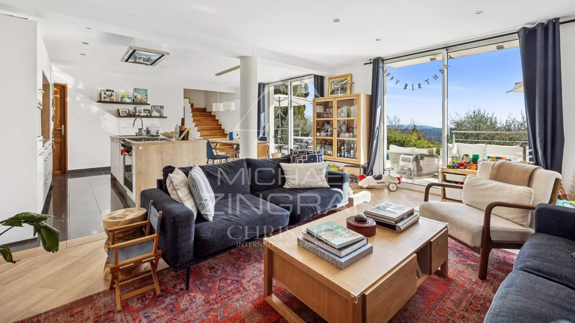 Adorable maison en position dominante et vue  panoramique