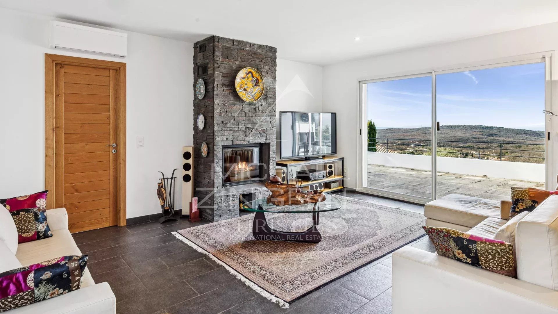 Elegant contemporary villa in a dominant position – Sea view on the horizon