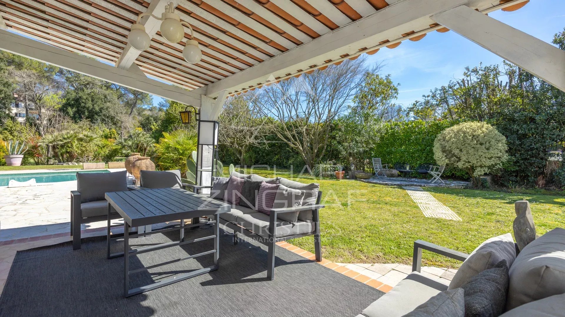 Roquefort-les-Pins – Elegant family property in the heart of a sought-after residential area