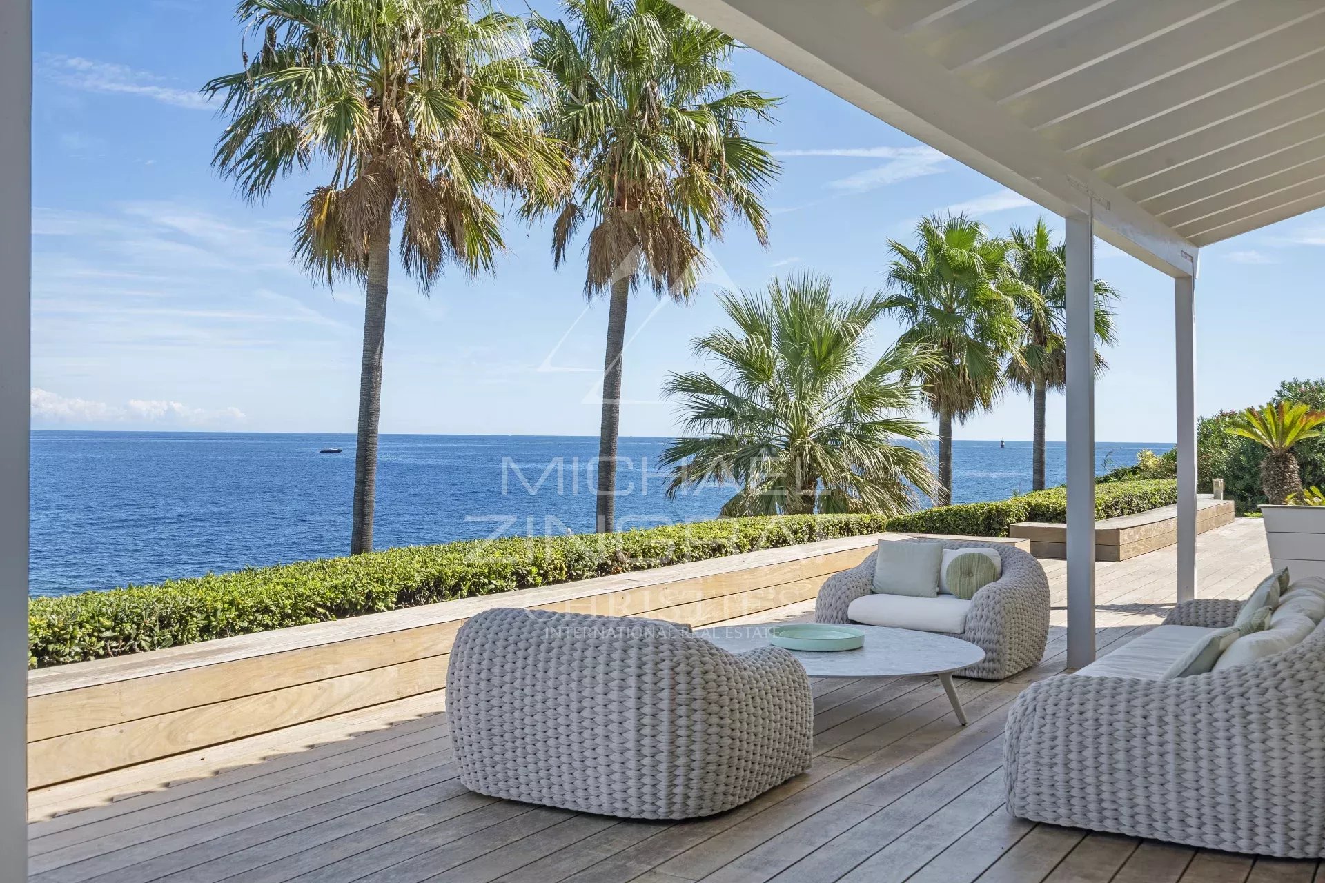 Villa d'Exception à Saint-Tropez - Front de Mer avec Vue Panoramique