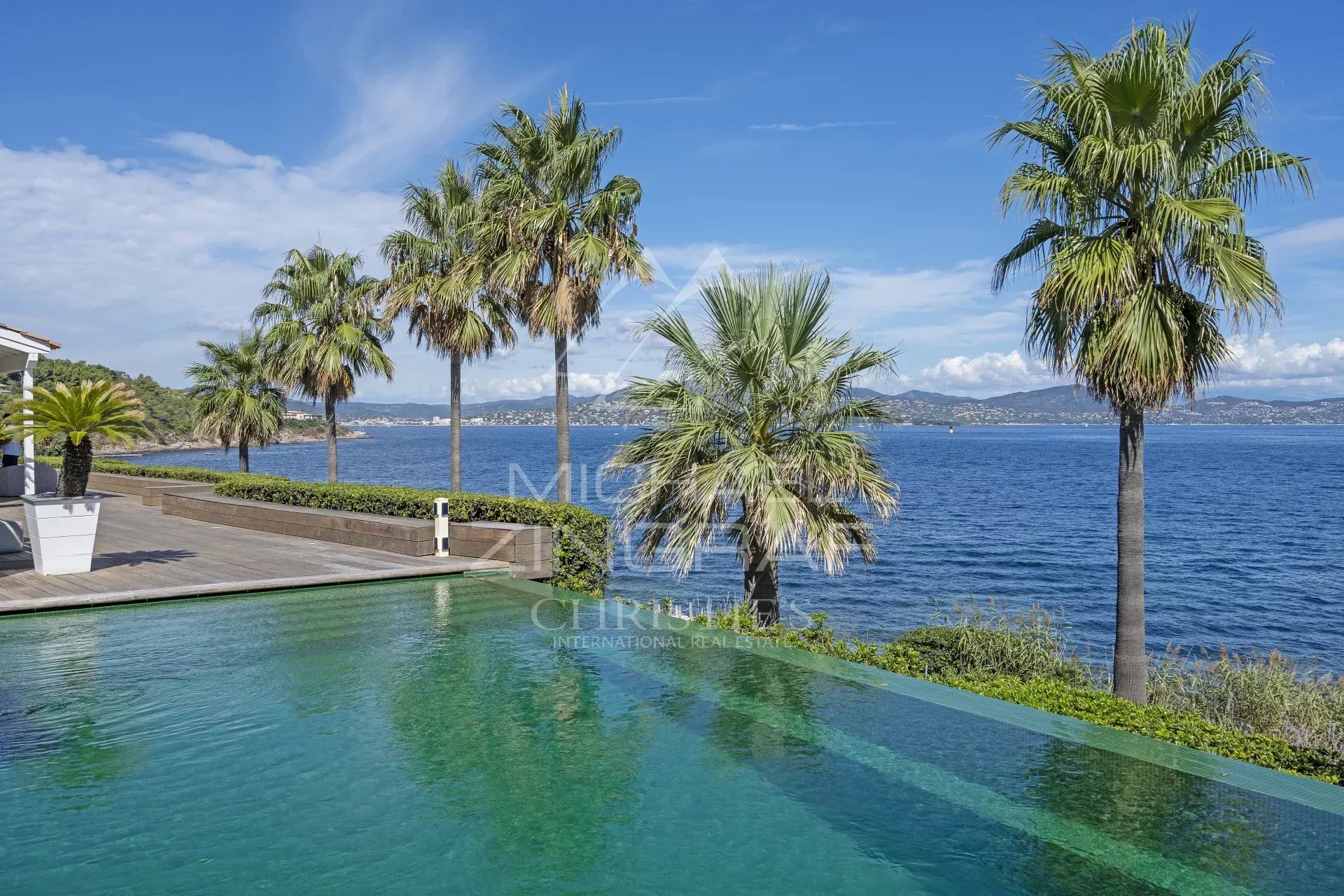 Villa d'Exception à Saint-Tropez - Front de Mer avec Vue Panoramique