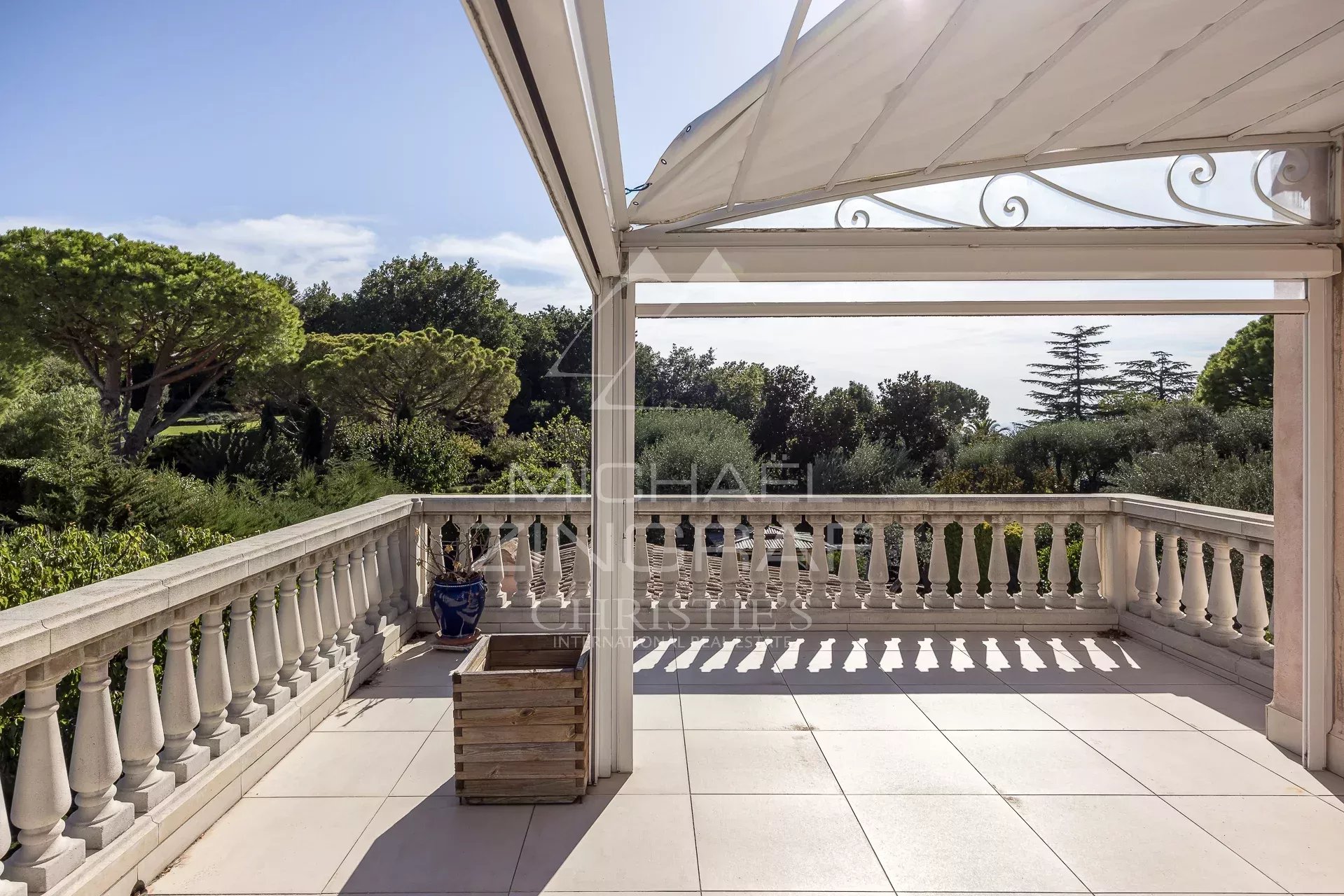 Superbe Villa Néoprovençale dans Domaine Privé – Le Castellet