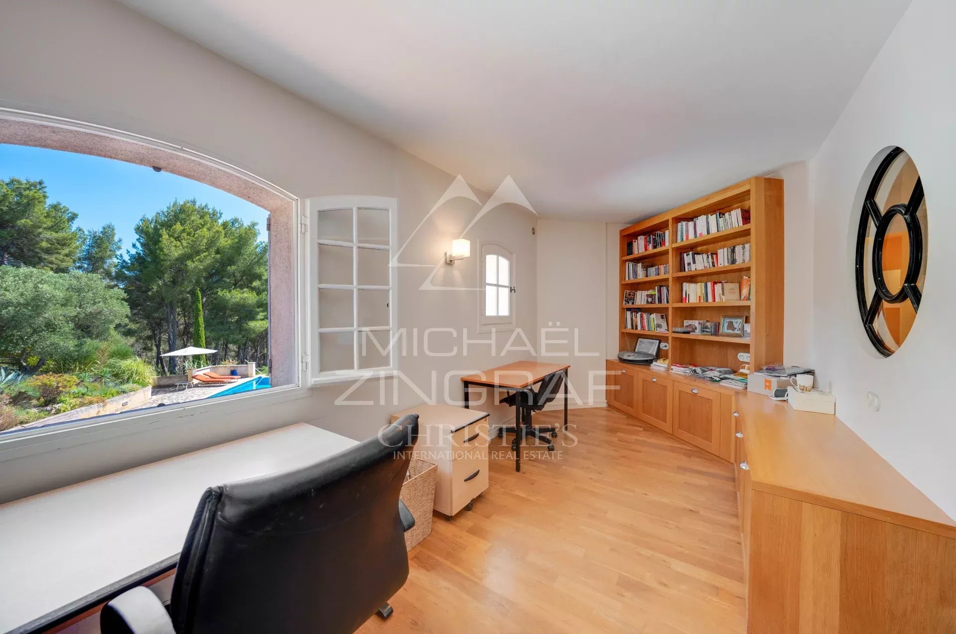 Exclusivité sur St-Cyr-sur-Mer Propriété avec piscine et tennis