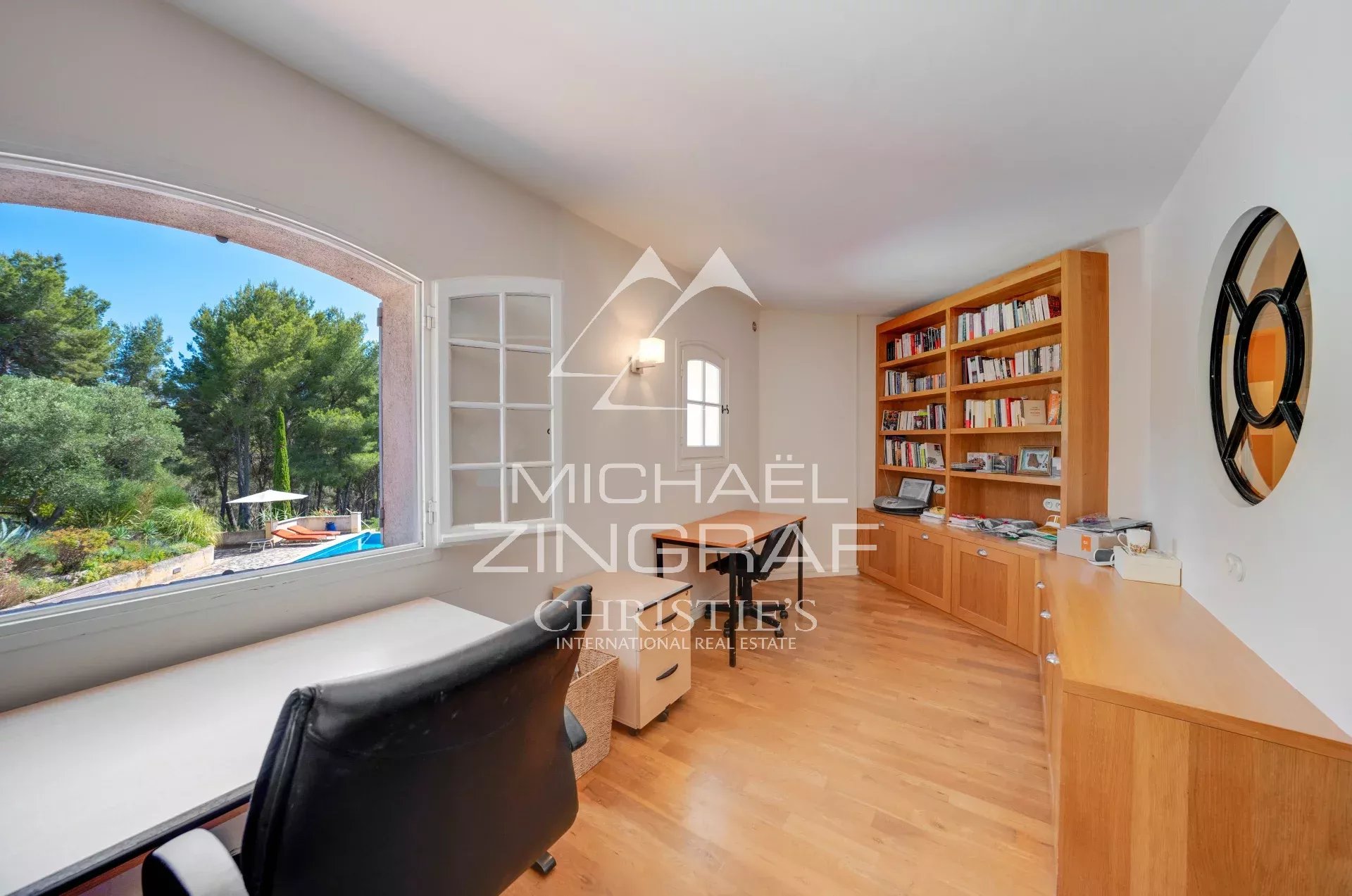 Exklusives Anwesen in St-Cyr-sur-Mer mit Swimmingpool und Tennisplatz