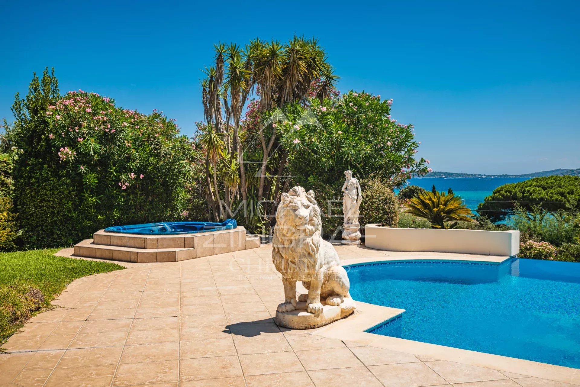 Villa with panoramic sea view over the village of Saint-Tropez