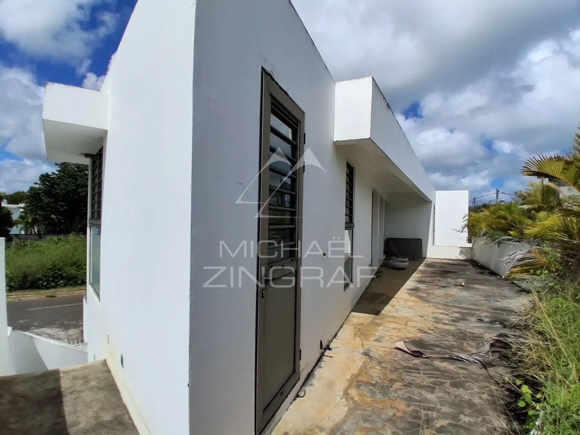 Villa familiale avec salle de sport, jardin arboré et piscine privée