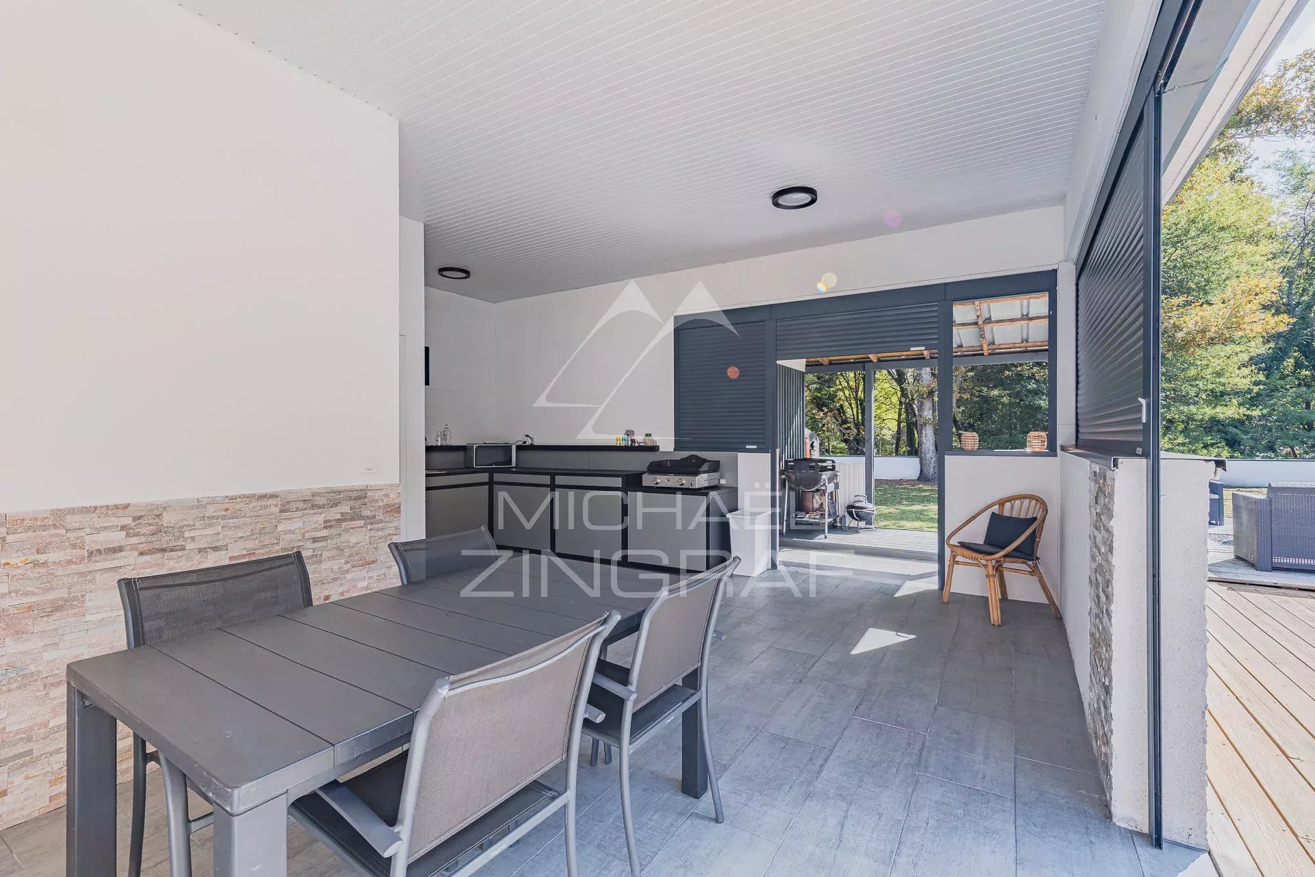 Villa et maison d’amis sur 2 300 m² de terrain