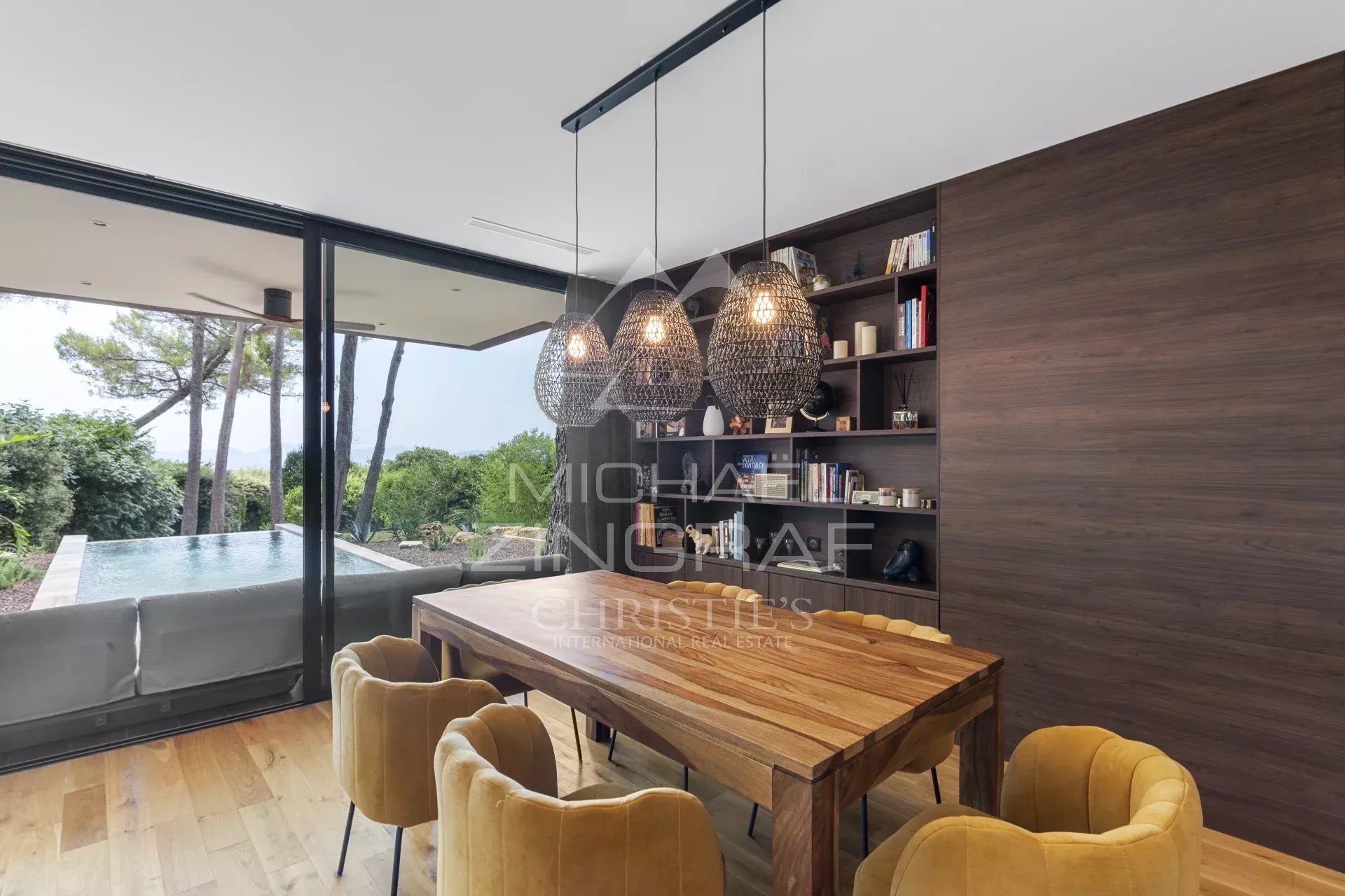 Elegant Contemporary Villa – Panoramic Views