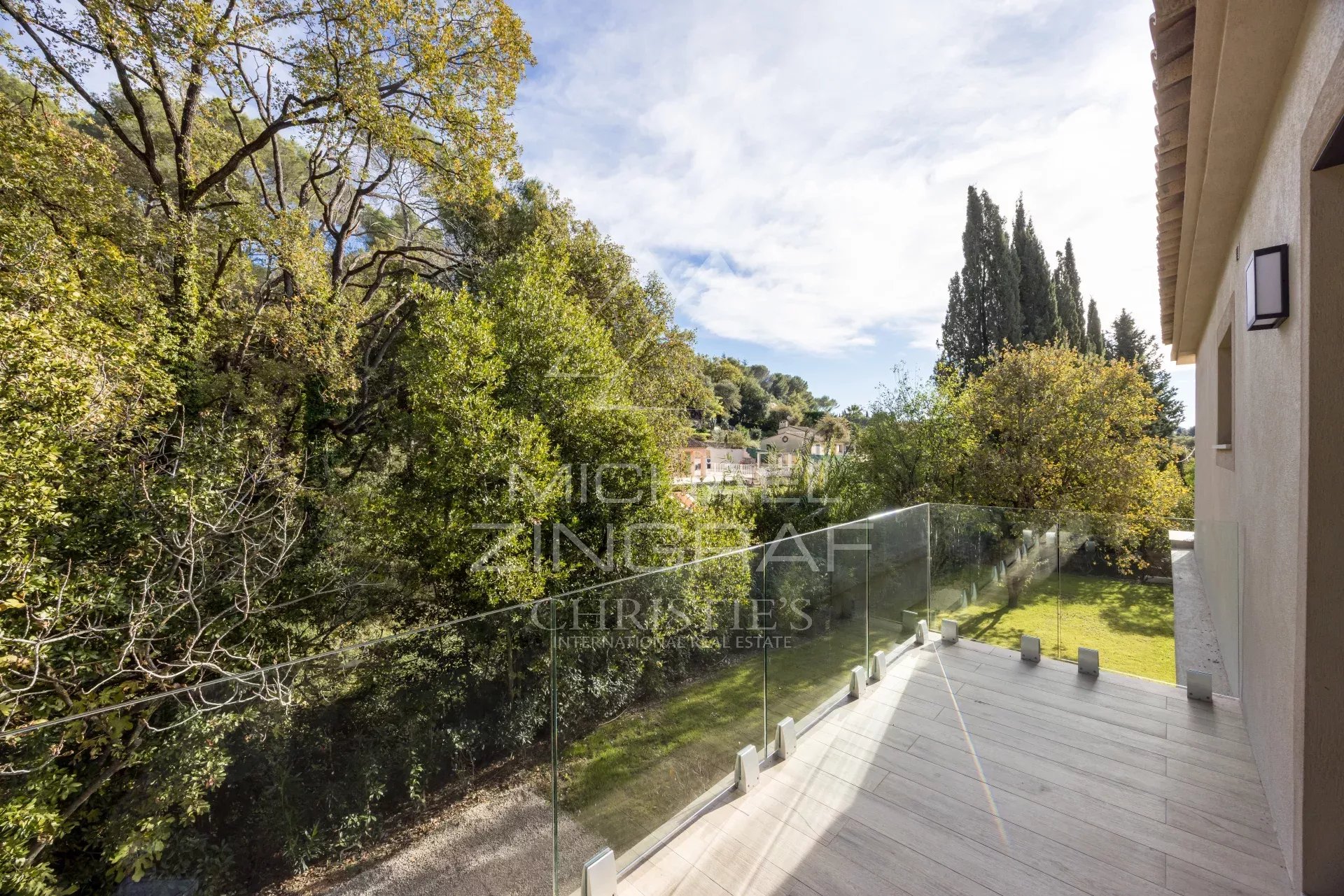 Contemporary villa in a quiet gated domain