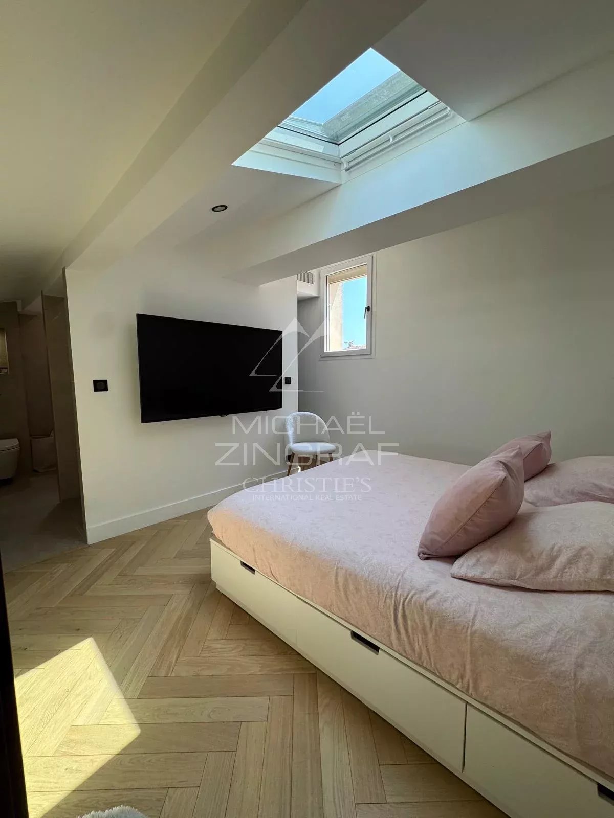 Antibes Vieille Ville – Duplex d’Exception en Dernier Étage