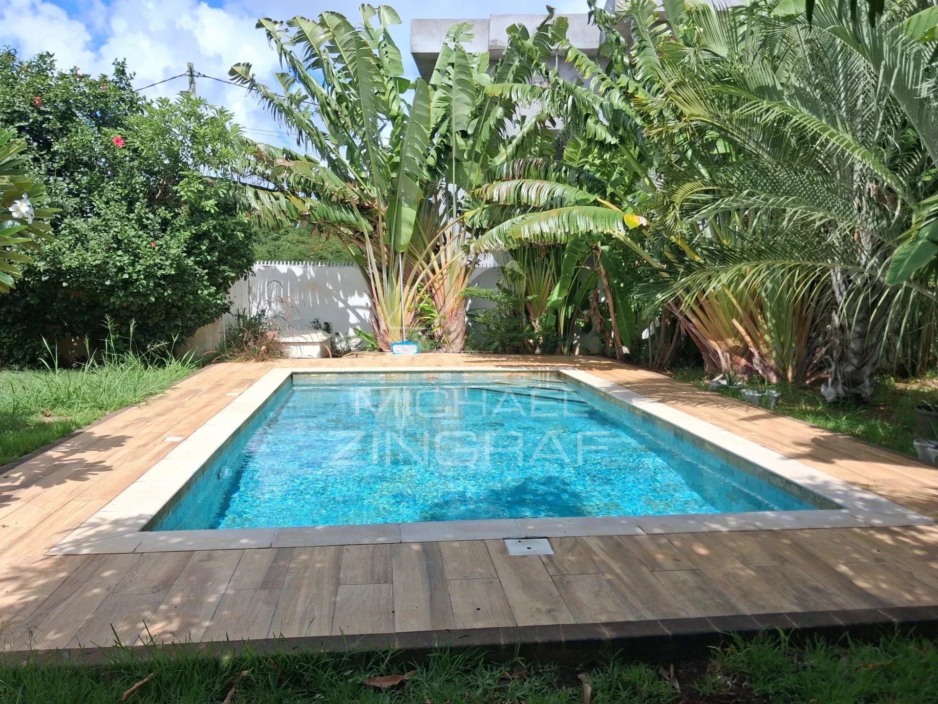 Villa familiale avec salle de sport, jardin arboré et piscine privée