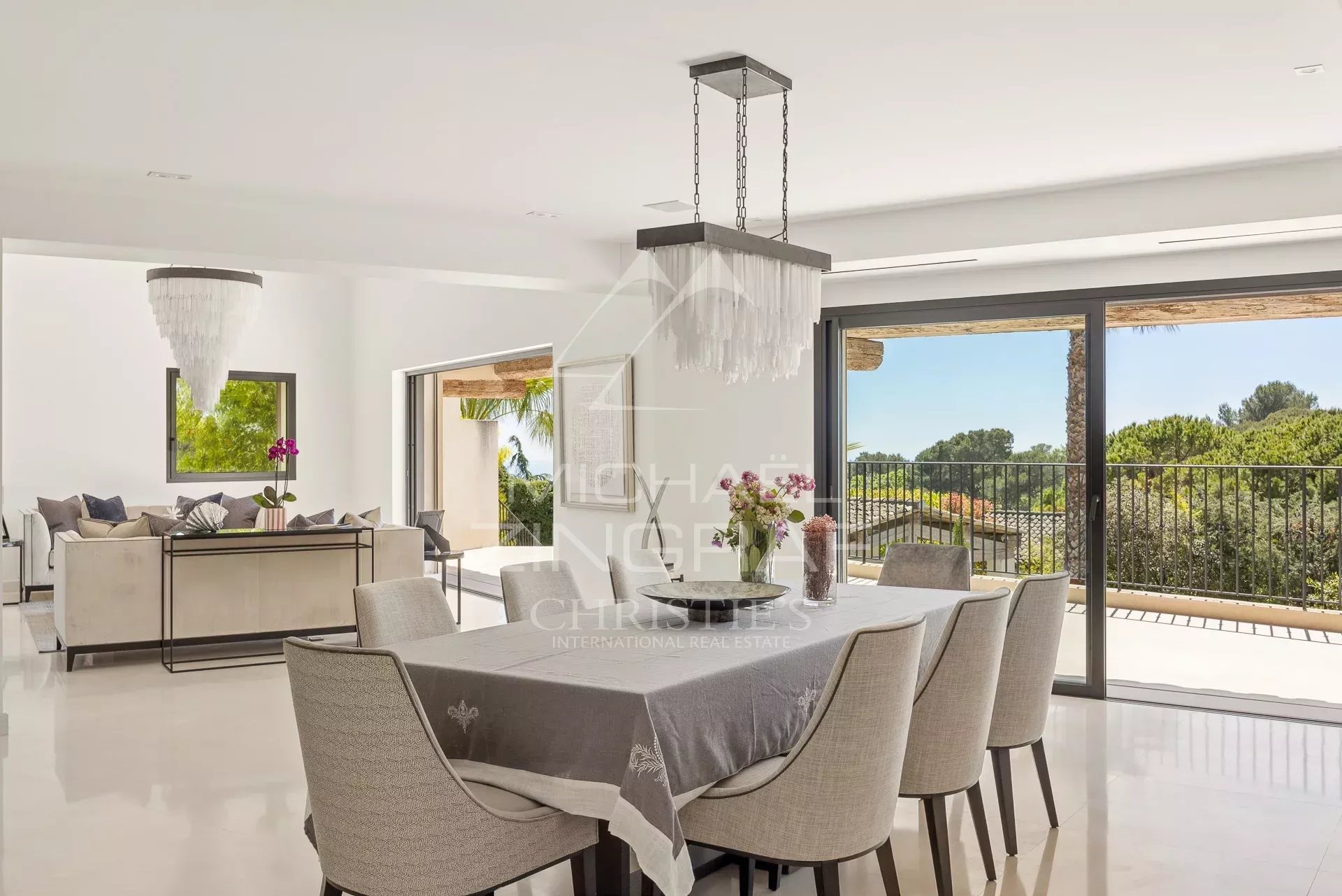 Close to Saint-Paul de Vence - Luxurious Villa within a closed domain