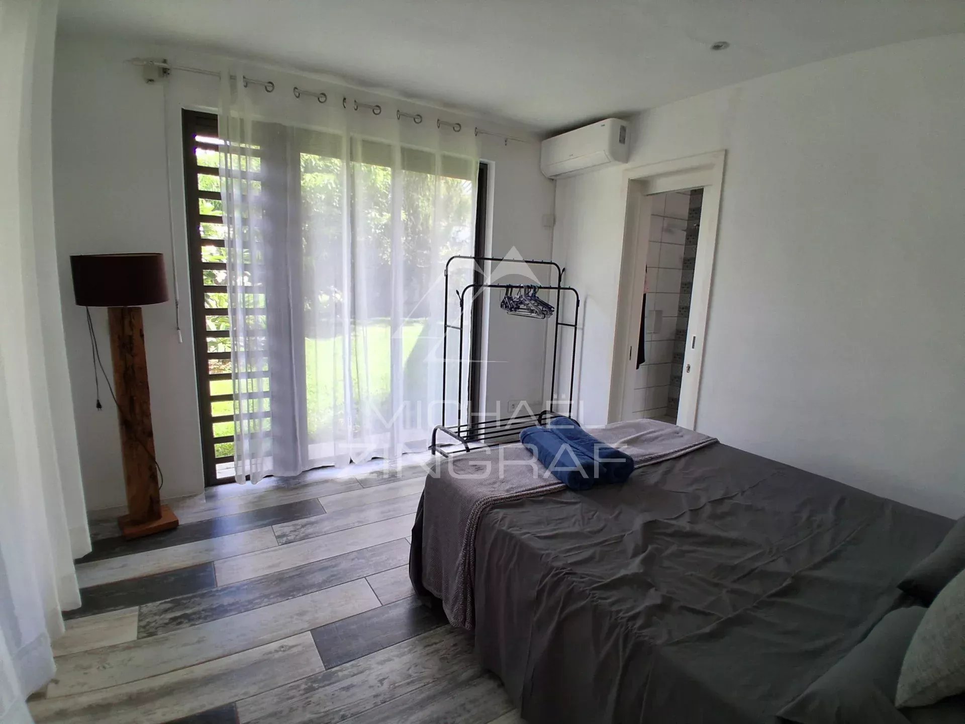 Villa familiale avec salle de sport, jardin arboré et piscine privée