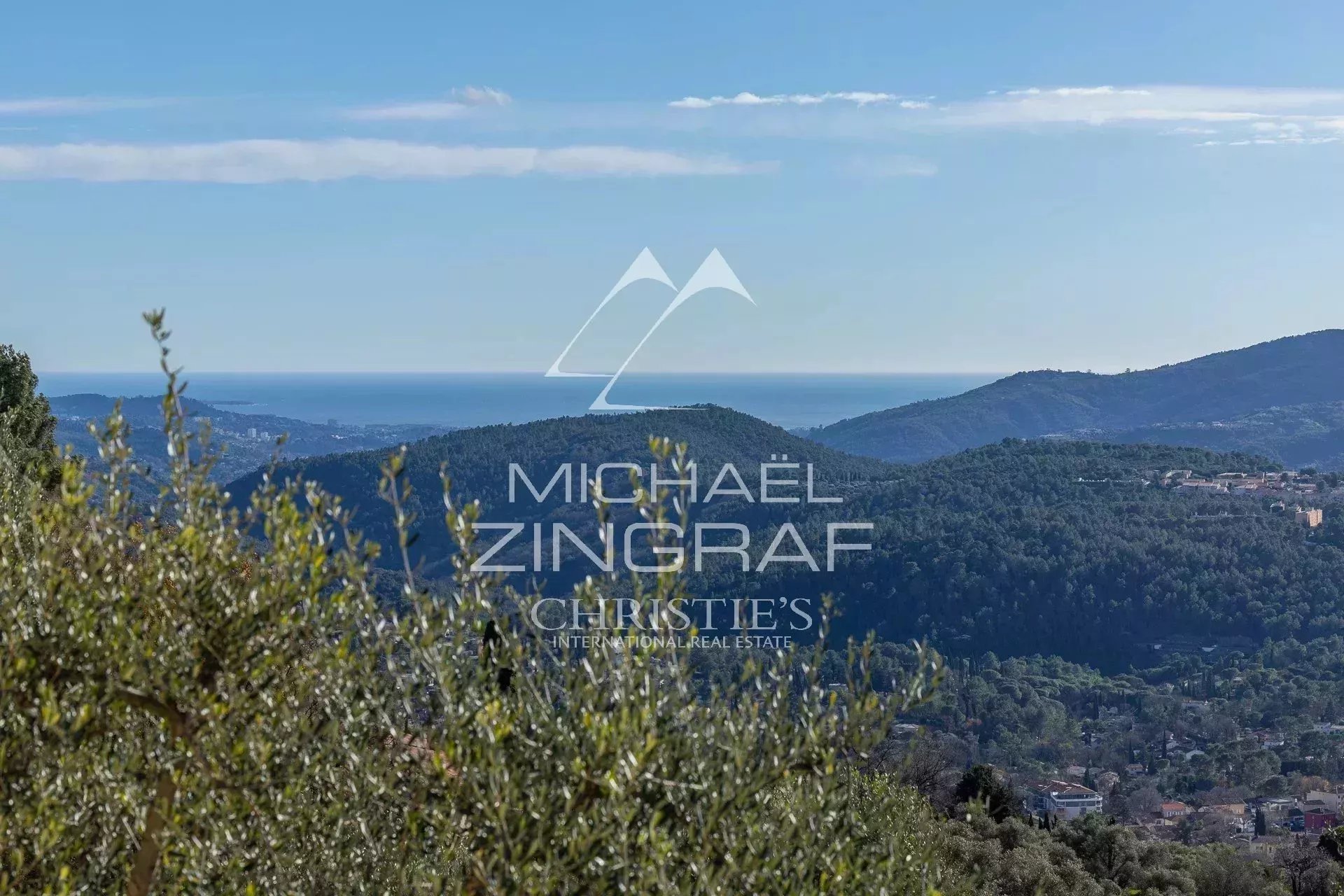 Elegant villa in a dominant position with sea views and olive grove