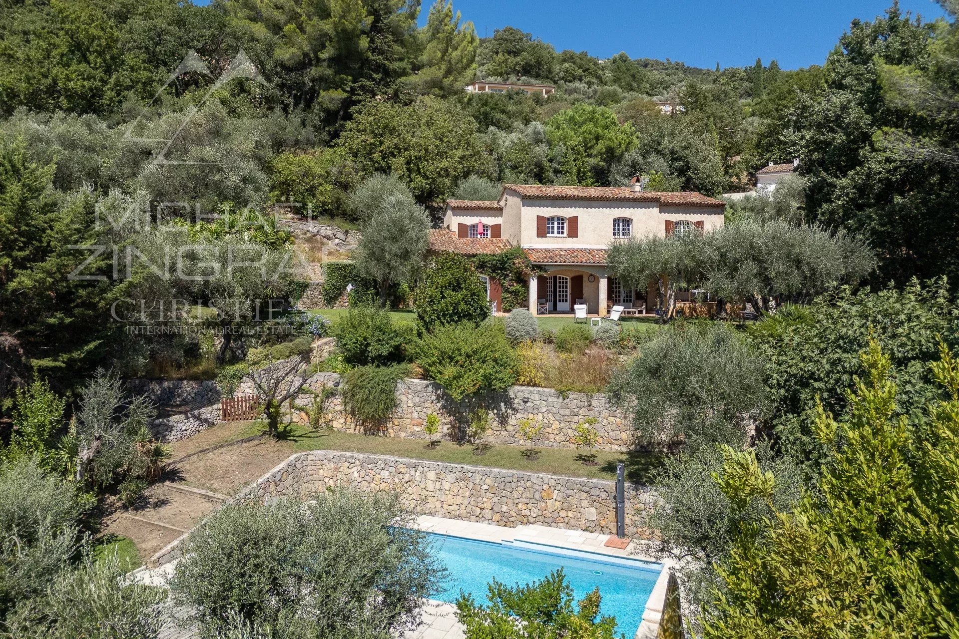 Charming villa with an open view and four suites