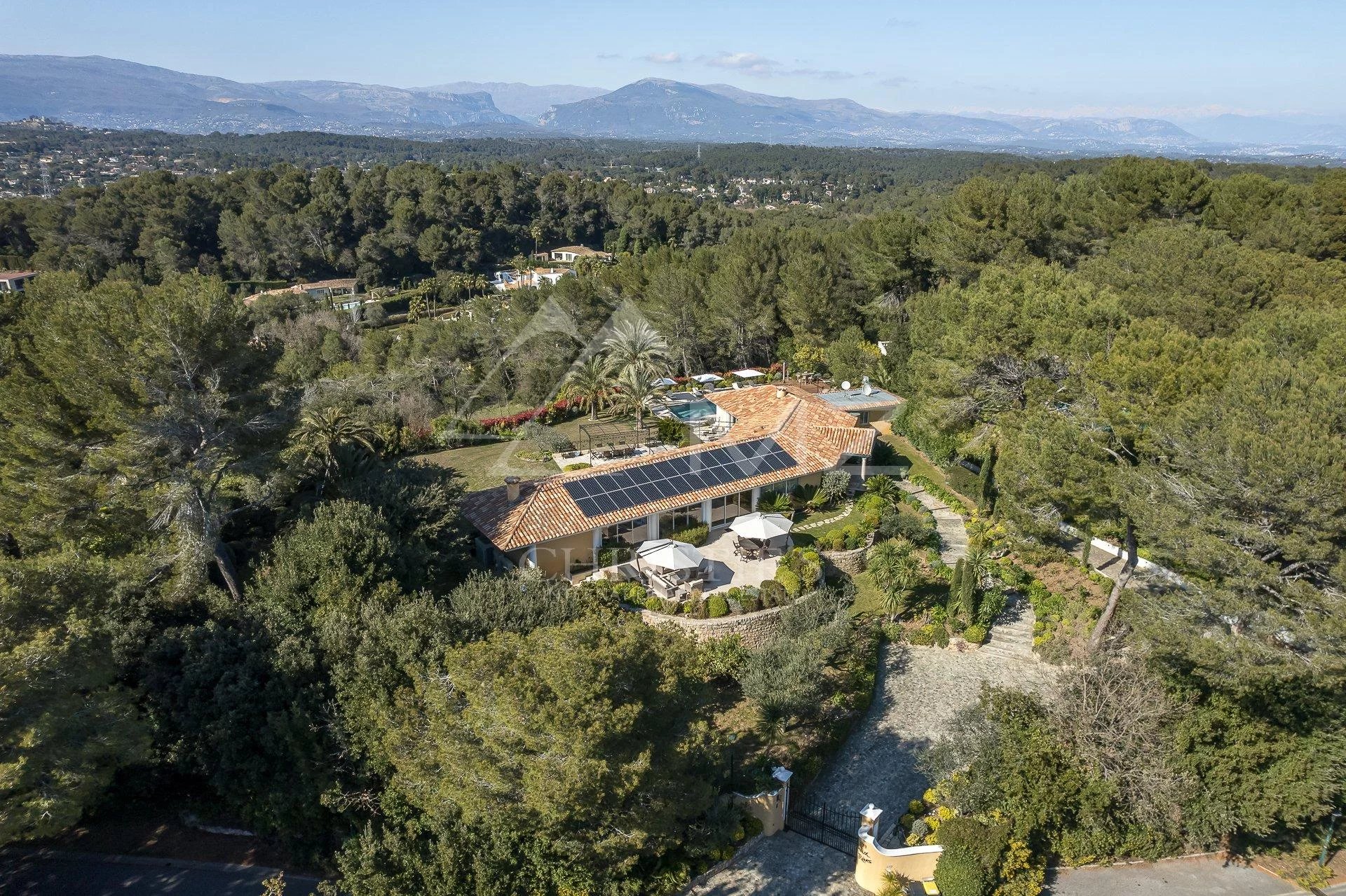 MOUGINS - MAGNIFICENT PROPERTY IN A CLOSED DOMAIN