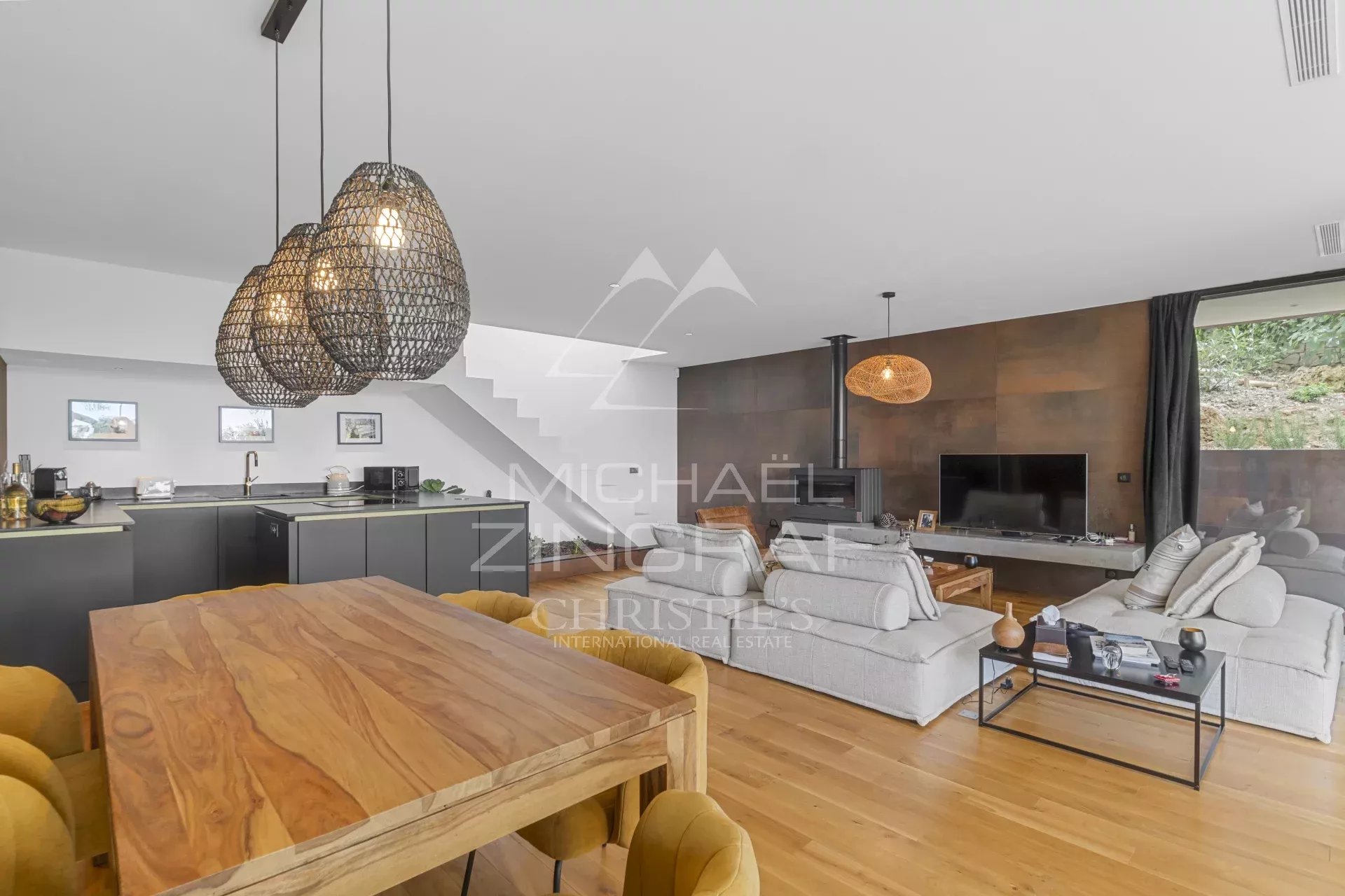 Elegant Contemporary Villa – Panoramic Views