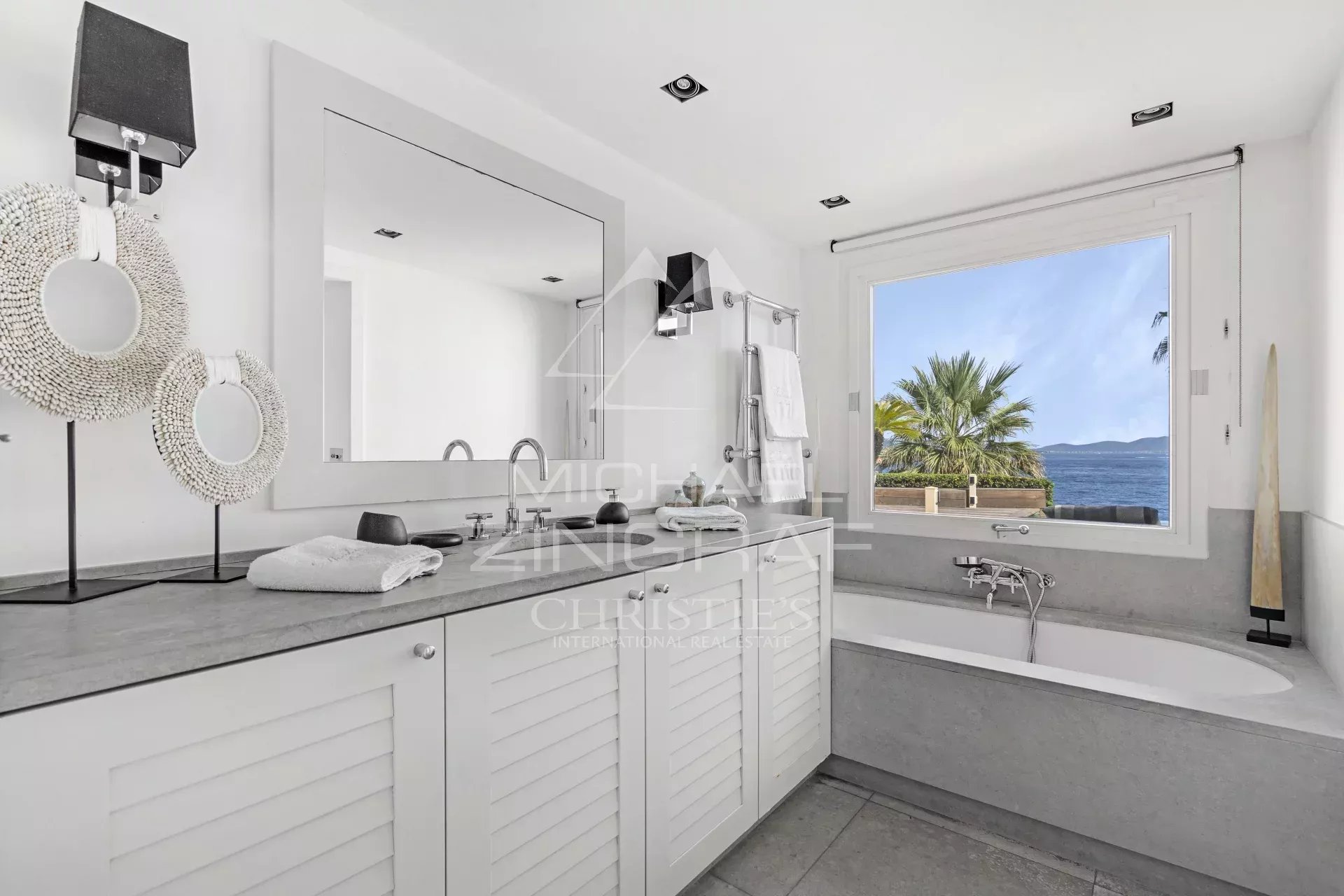 Villa d'Exception à Saint-Tropez - Front de Mer avec Vue Panoramique