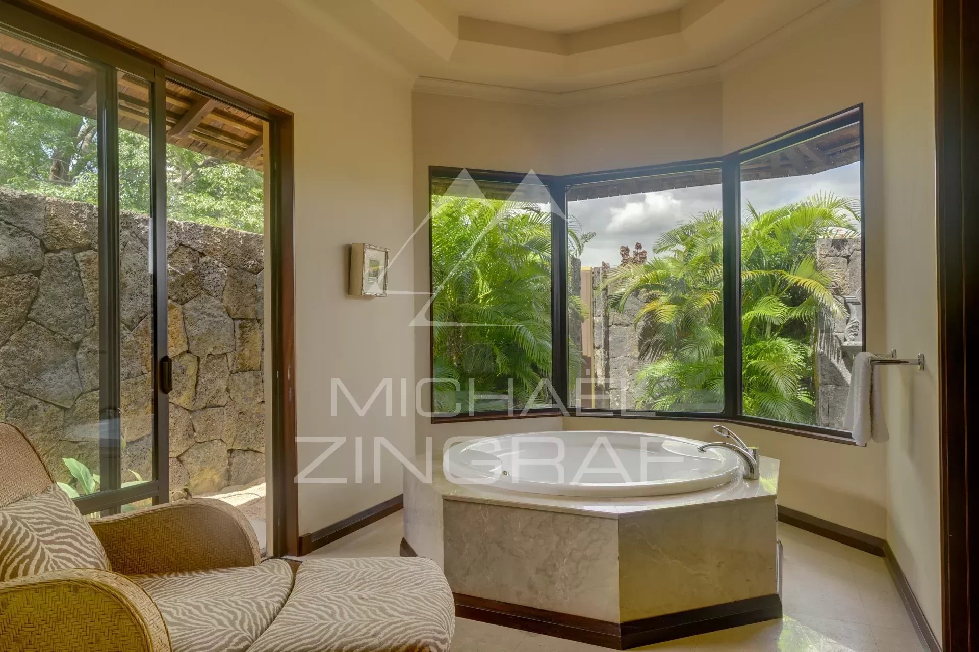 TAMARIN: Luxurious 3-bedroom villa on a Golf Estate