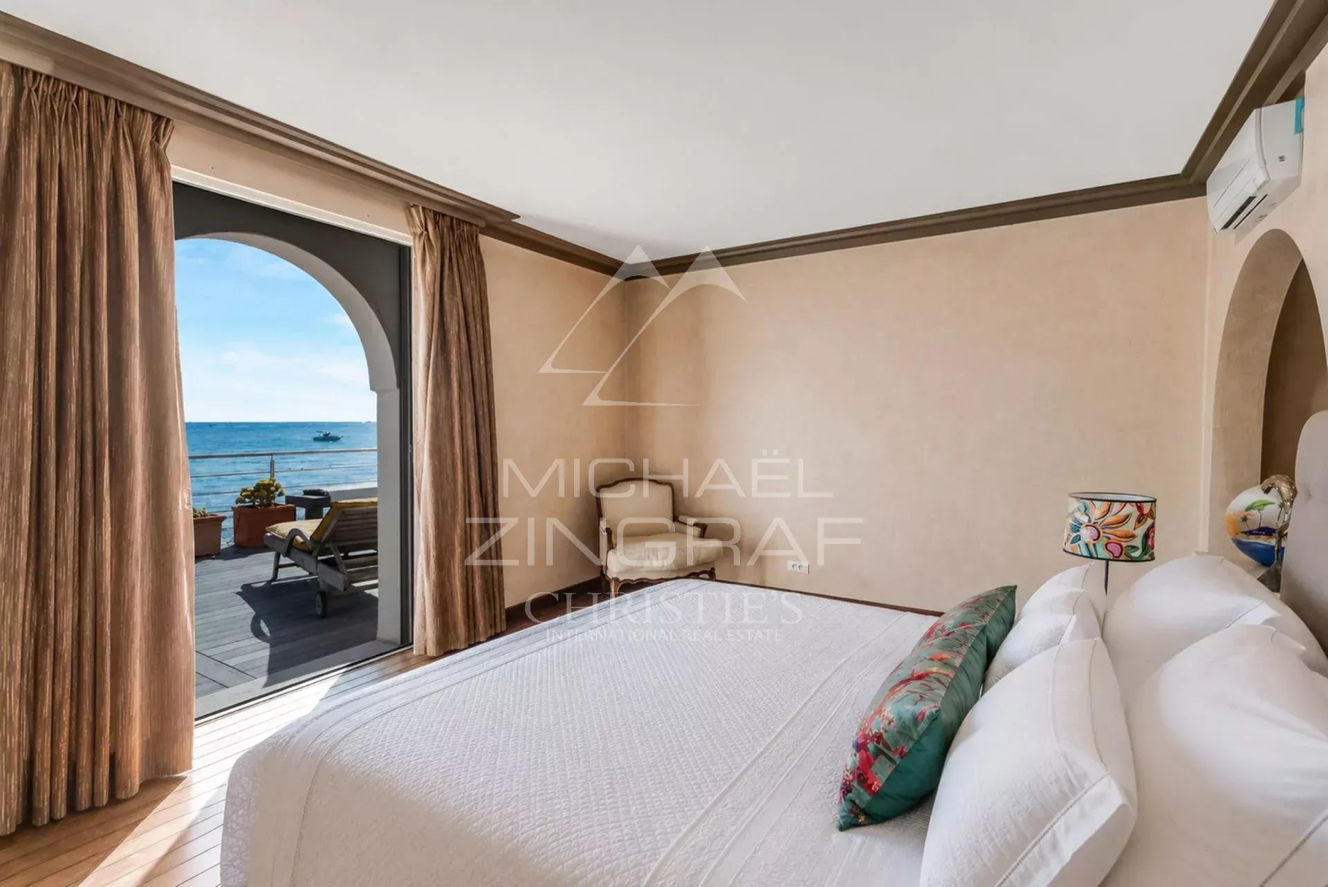 Villa pieds dans l'eau à Sainte-Maxime