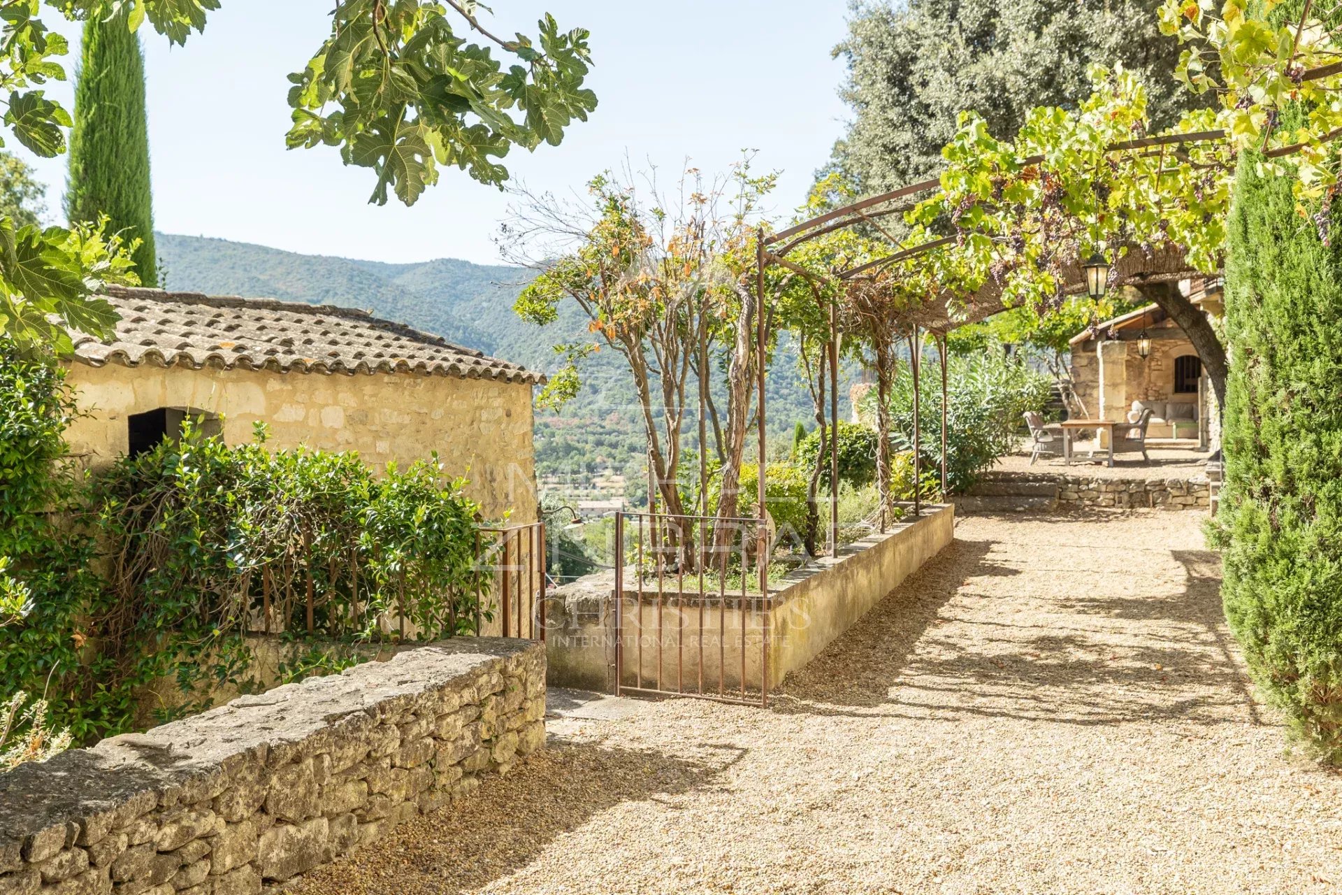 Exclusivité - Propriété unique au cœur du Luberon avec vues exceptionnelles