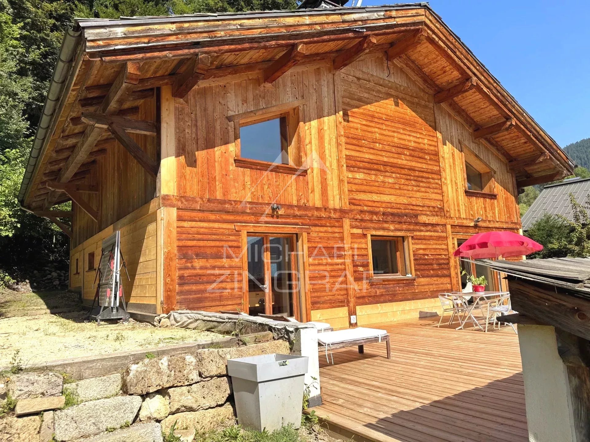 Chalet Flumet „Coup de coeur” – Holz und großzügige Räume – Ruhig gelegen mit schöner Aussicht – Dorf zu Fuß erreichbar