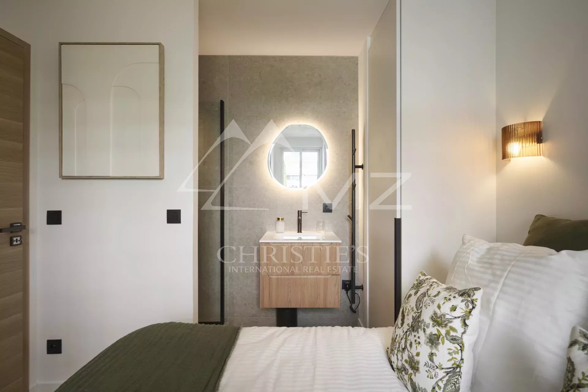 3-room apartment on the top floor in the city center