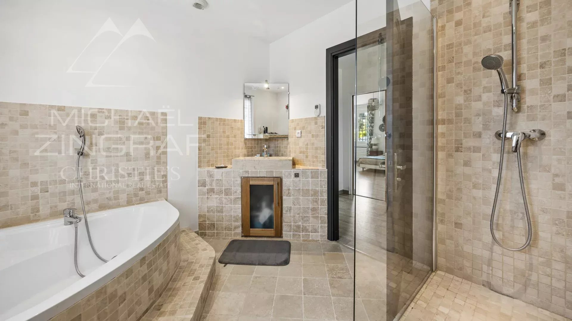 Elegante villa avec vue dégagée sur les collines