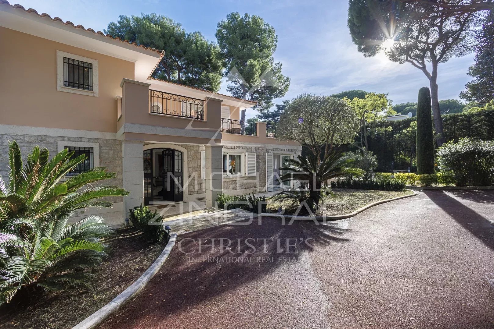 Spacious villa with wooded garden and swimming pool