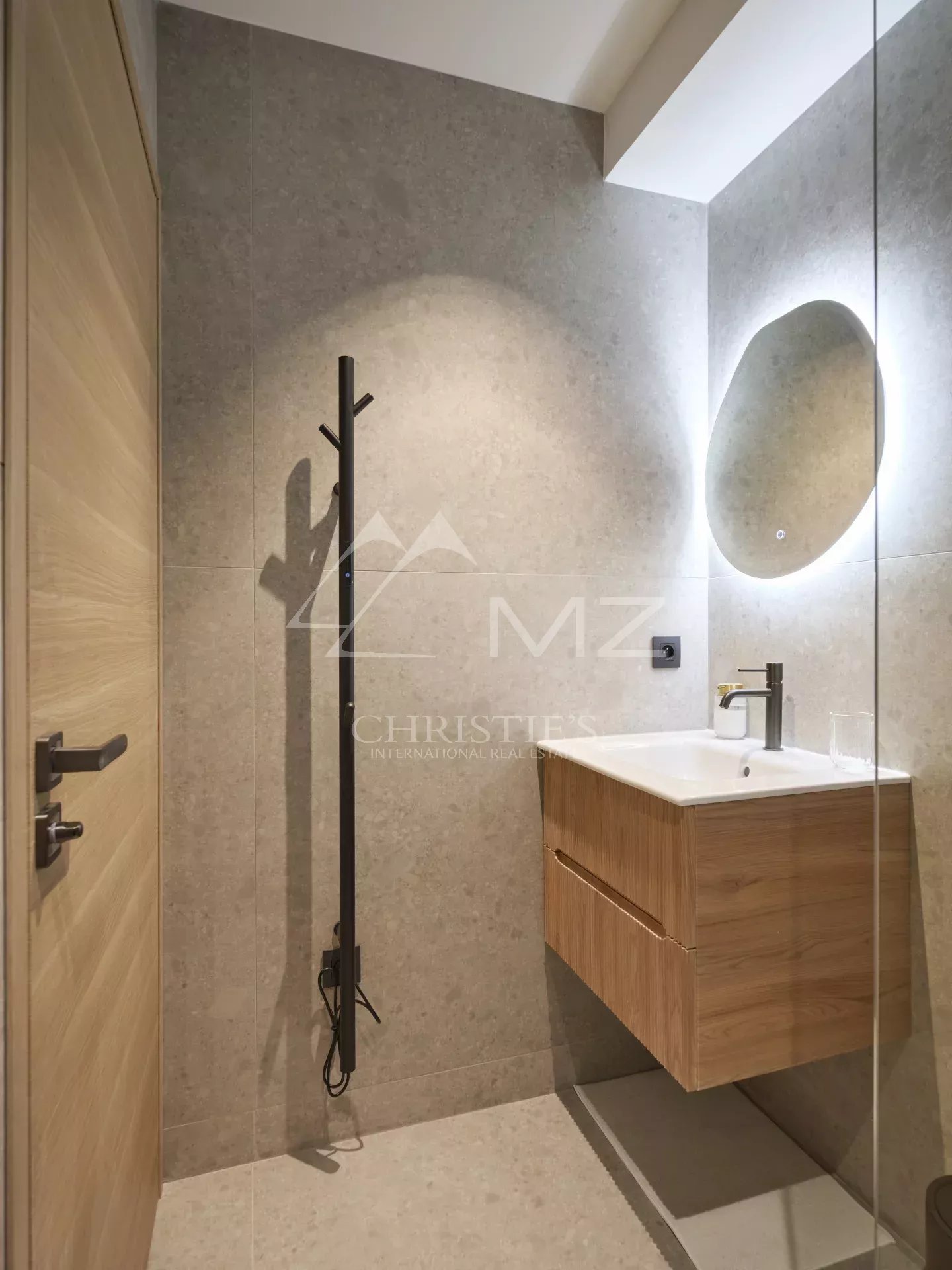 3-room apartment on the top floor in the city center