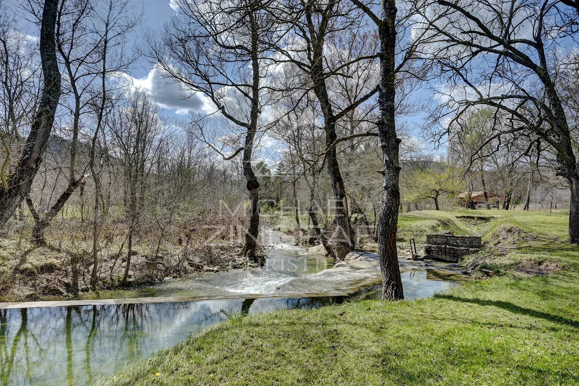 Moulin du XVII élégamment rénové