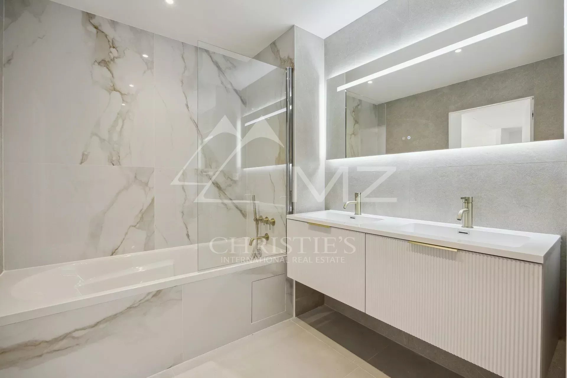 À vendre : Le Cannet collines, exceptionnel 4 pièces en dernier étage