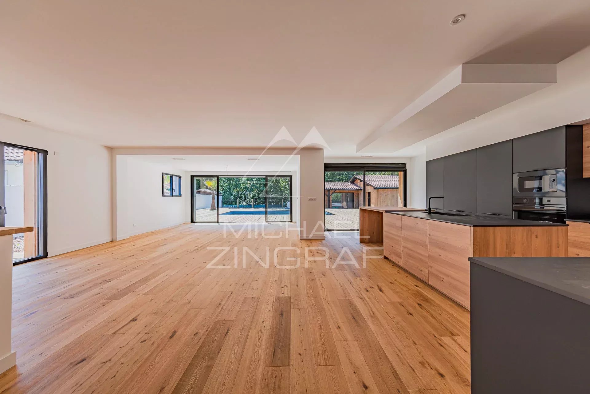 La Hume – a luxury family home with an outbuilding