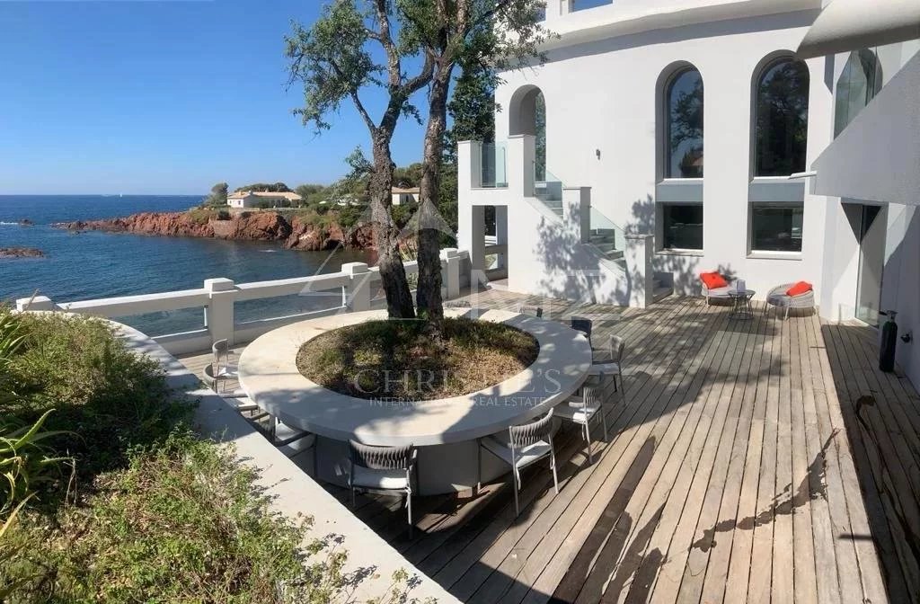 Close to Cannes - Waterfront villa