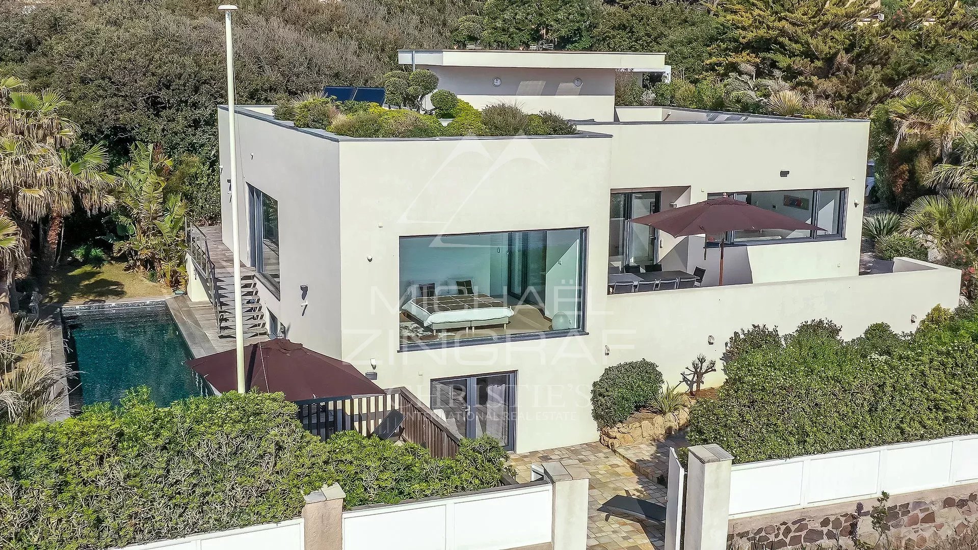 Nahe Cannes - Moderne Villa mit den Füßen im Wasser