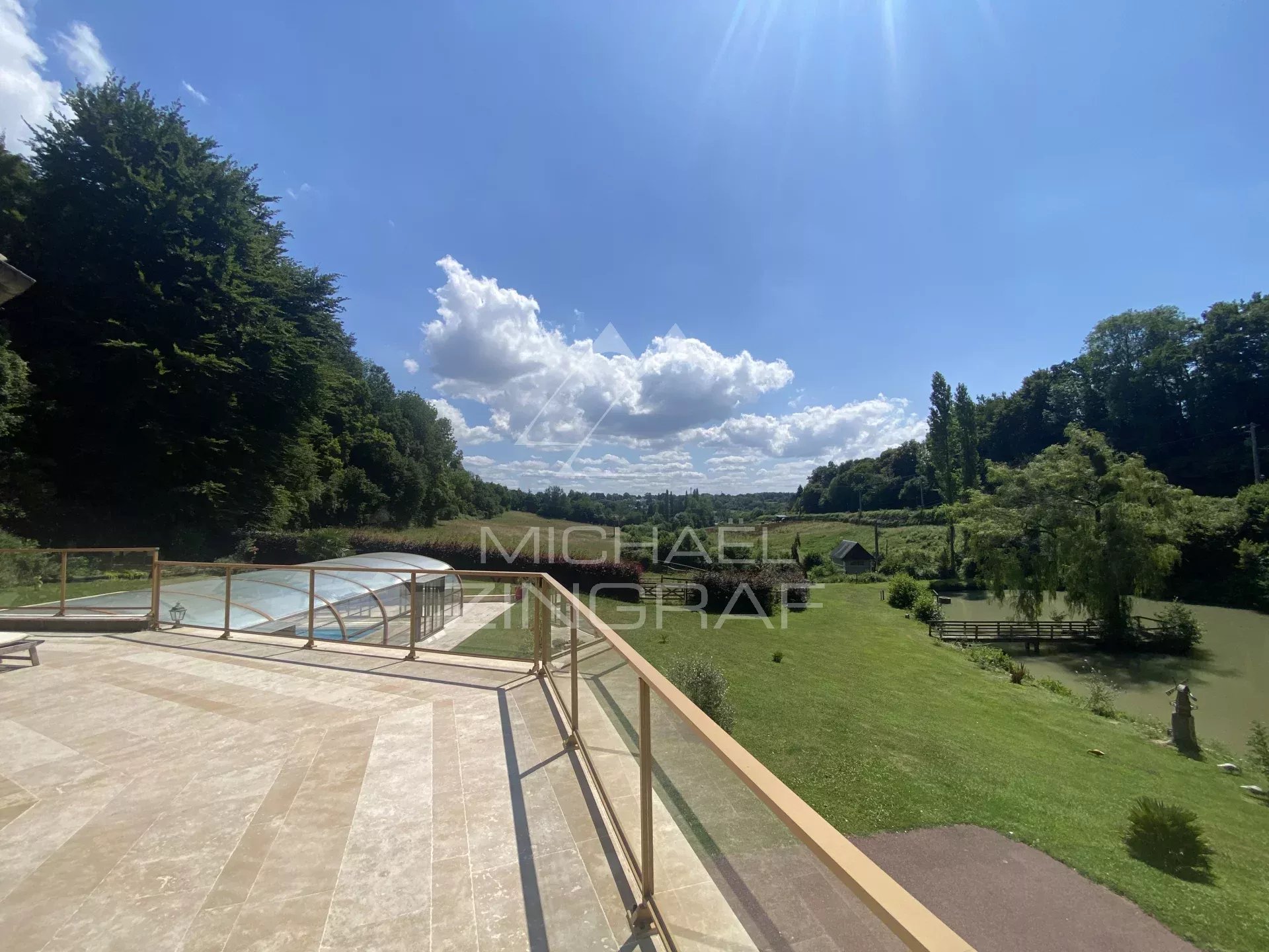 Propriété normande contemporaine avec piscine
