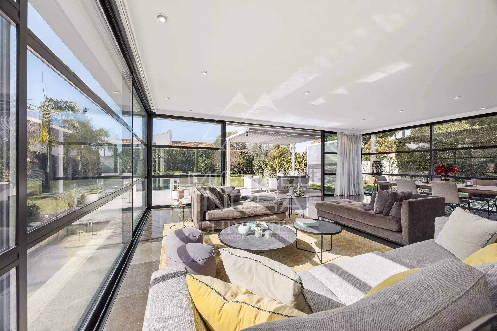 Exclusivité Cap d’Antibes - Versant Ouest - Villa contemporaine d’exception à proximité immédiate des plages