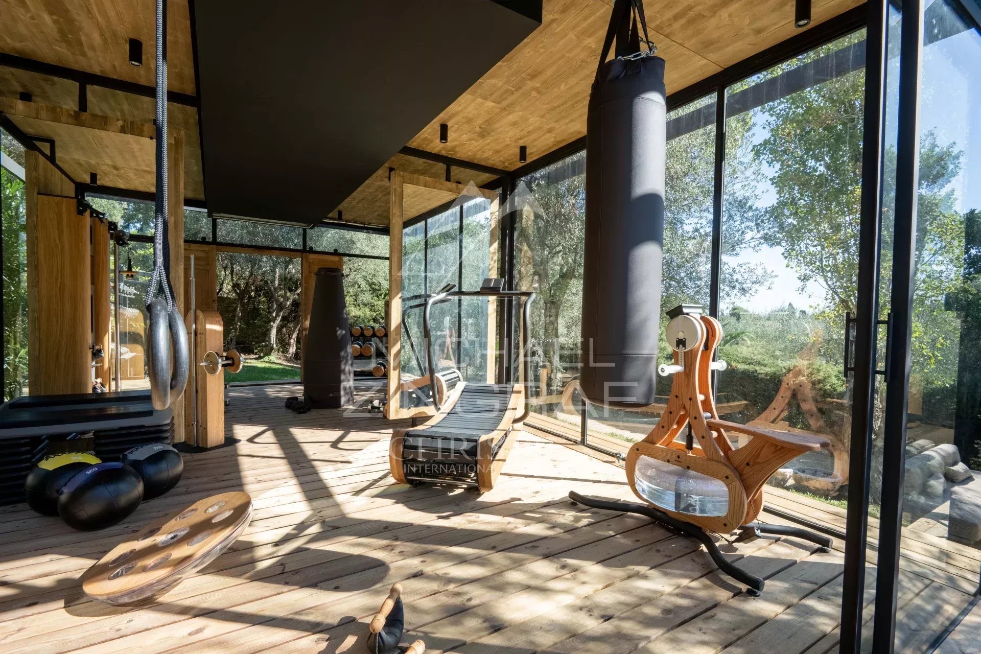 Proche Valbonne – Superbe propriété entièrement rénovée – 5 chambres