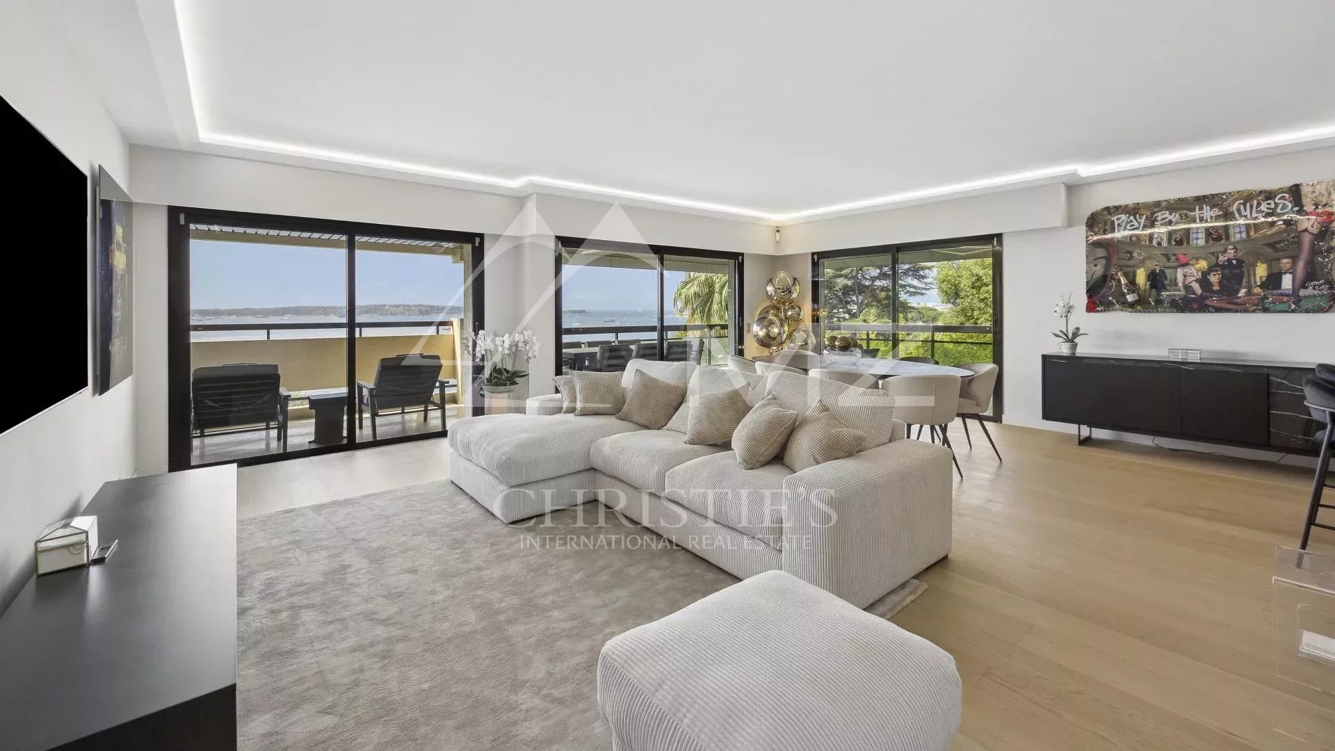 Magnificent contemporary apartment with a magical sea view