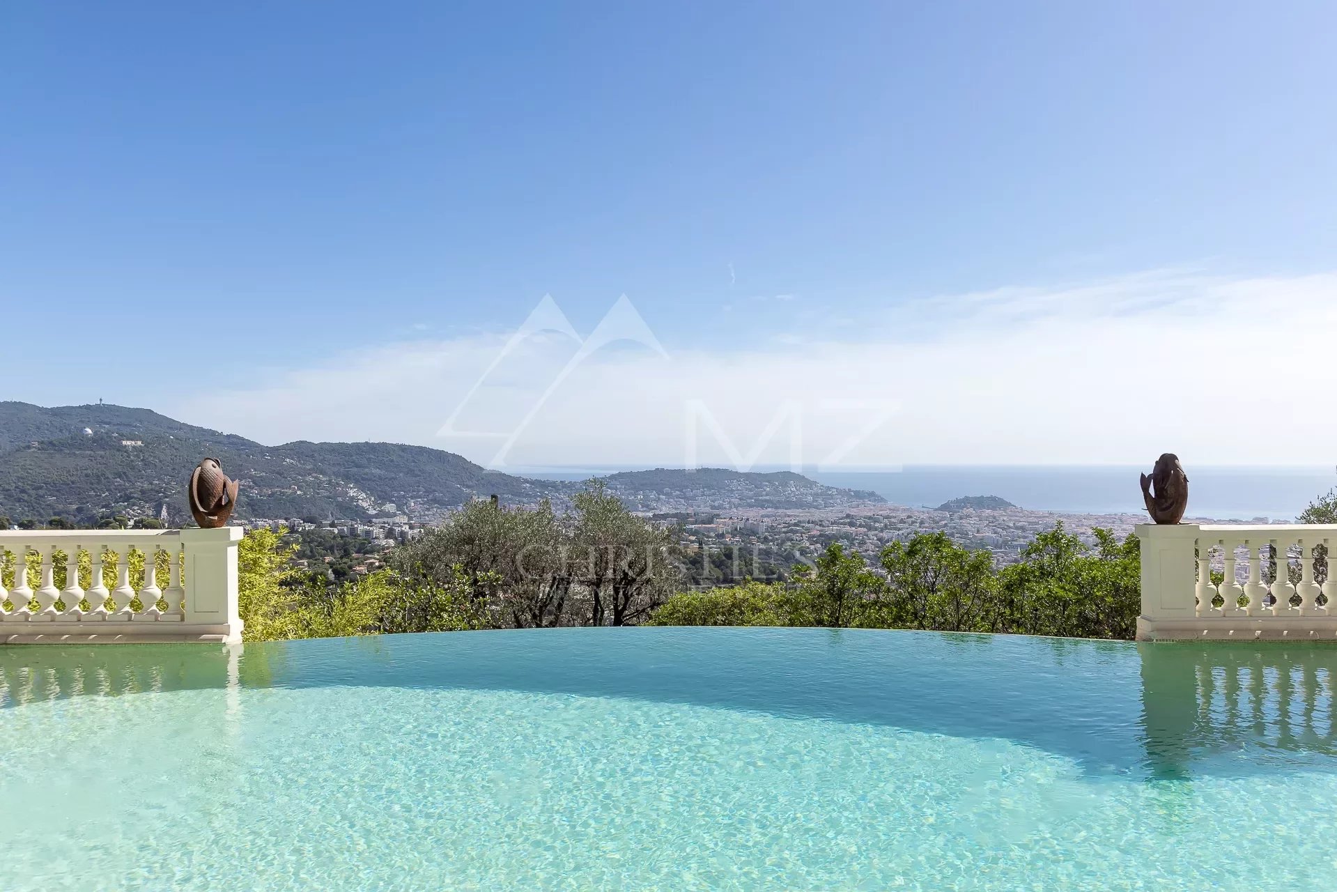 Magnifique villa avec piscine et vue mer